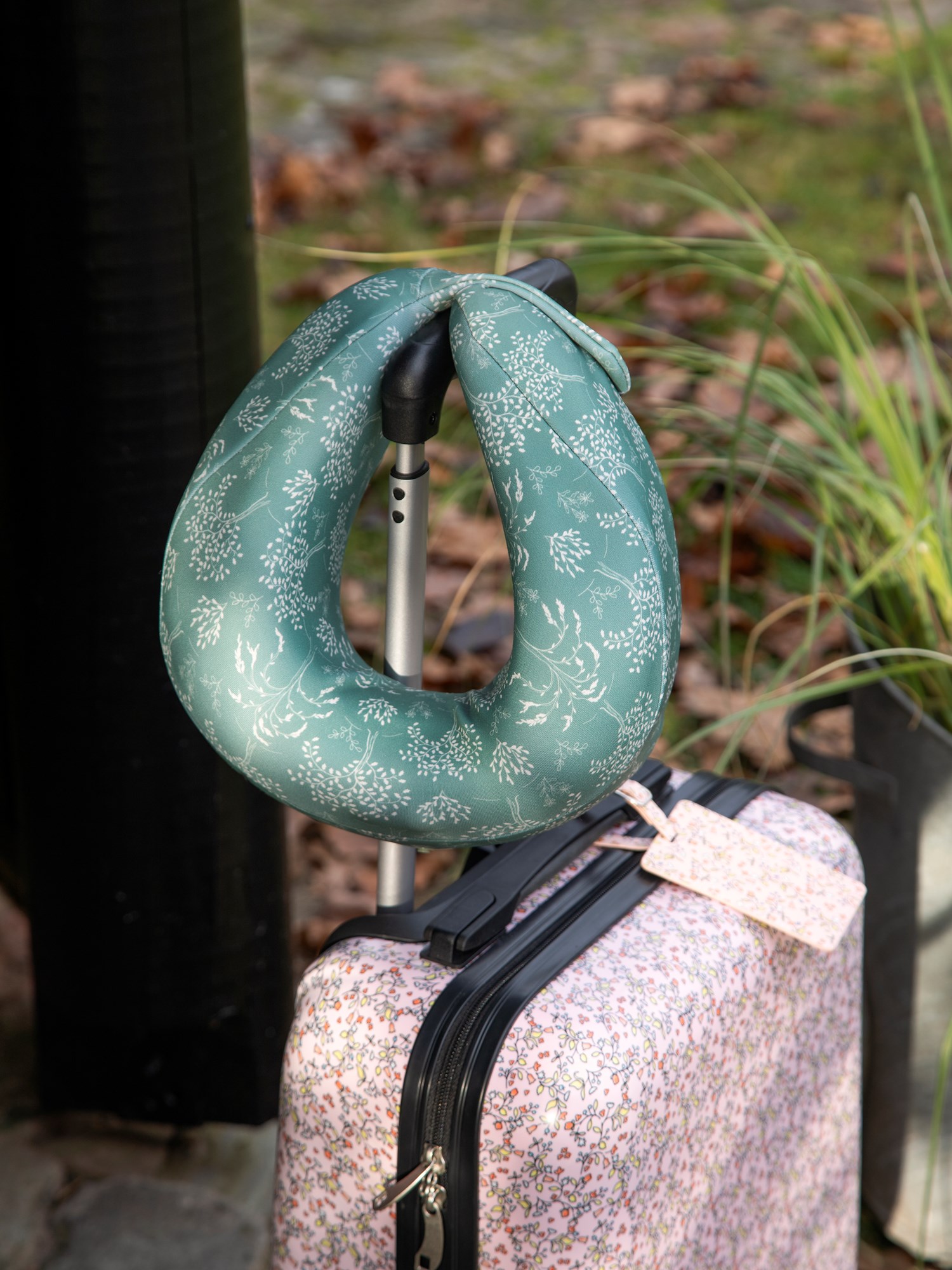 Foldable neck pillow