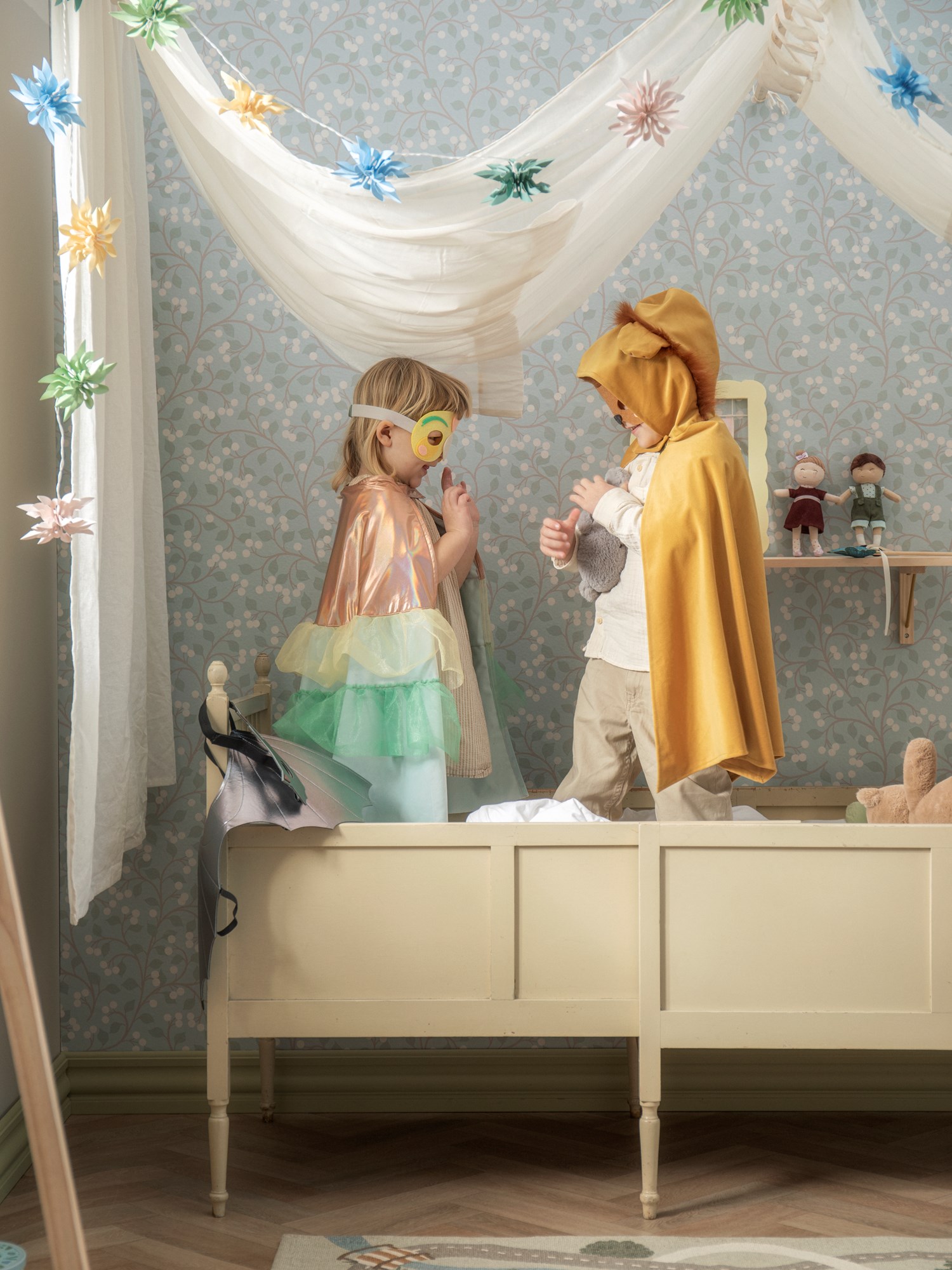 Dress-up cape parrot