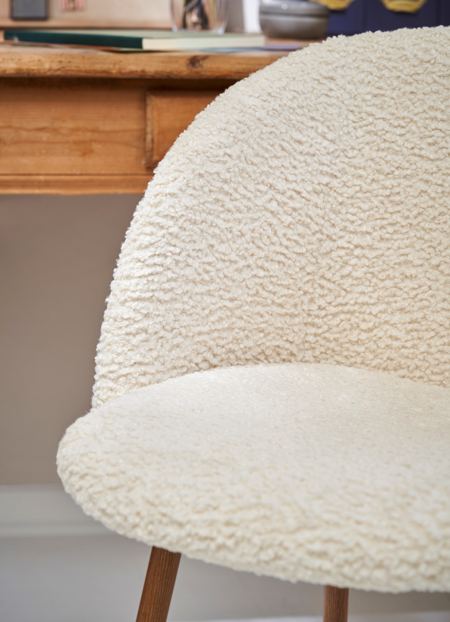 Chair with teddy fabric Polyester/polyurethane/steel. 54 x 47 x 81 cm.