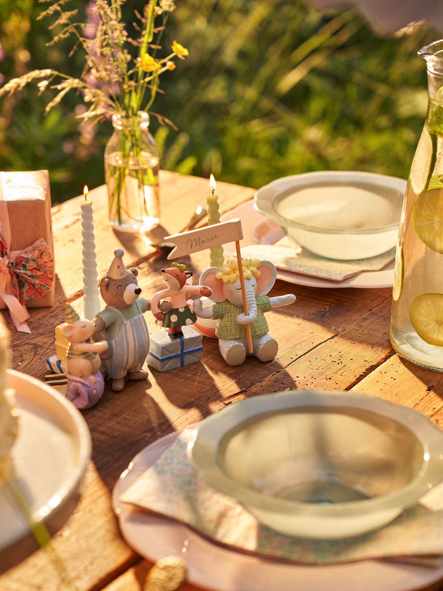 Birthday figurine candleholder 7 x 7.3 x 8.3 cm.