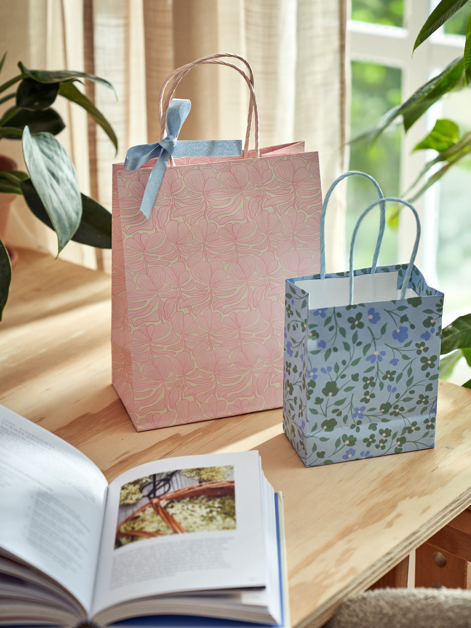 Gift bag Paper. 18 x 10 x 22.7 cm.