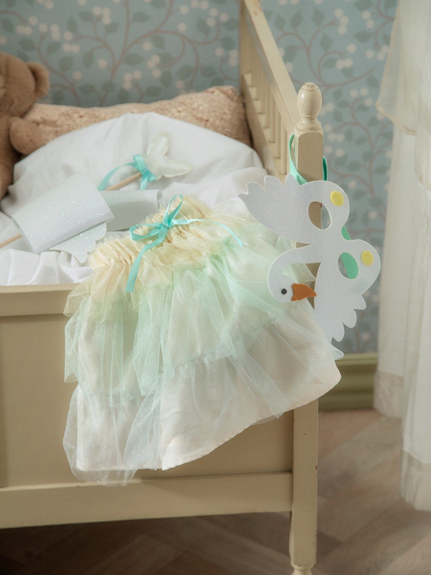 Dress-up mask and cuffs bird