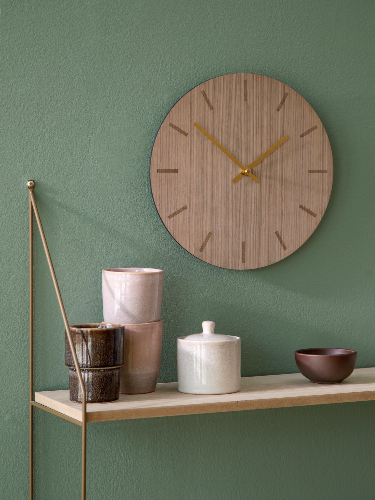 Wall Clock Walnut Ø28 Walnut veneer. Ø28.