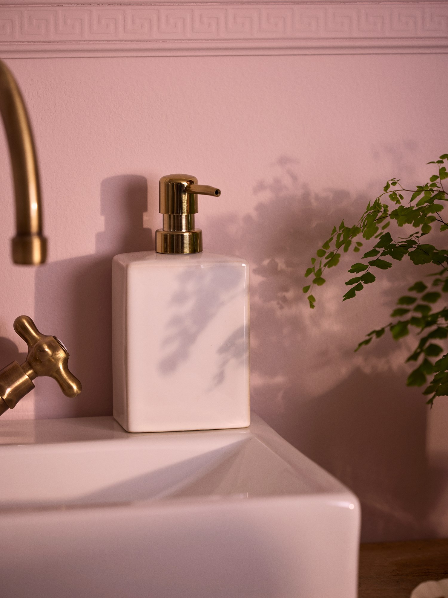 Soap dispenser Stoneware. 9.2 x 6.3 x 17.5 cm.