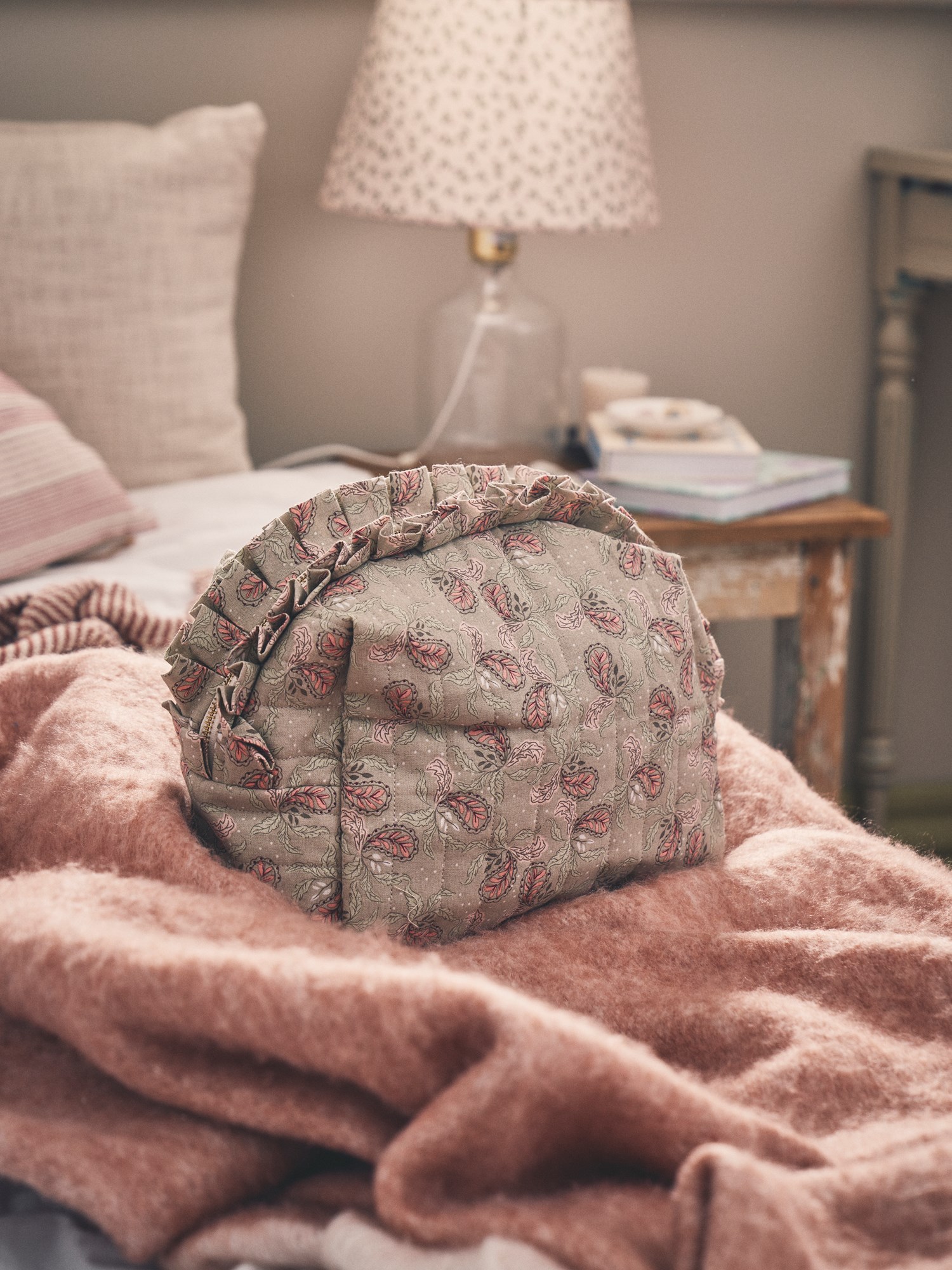 Toiletry bag 24 x 15 x 21 cm.