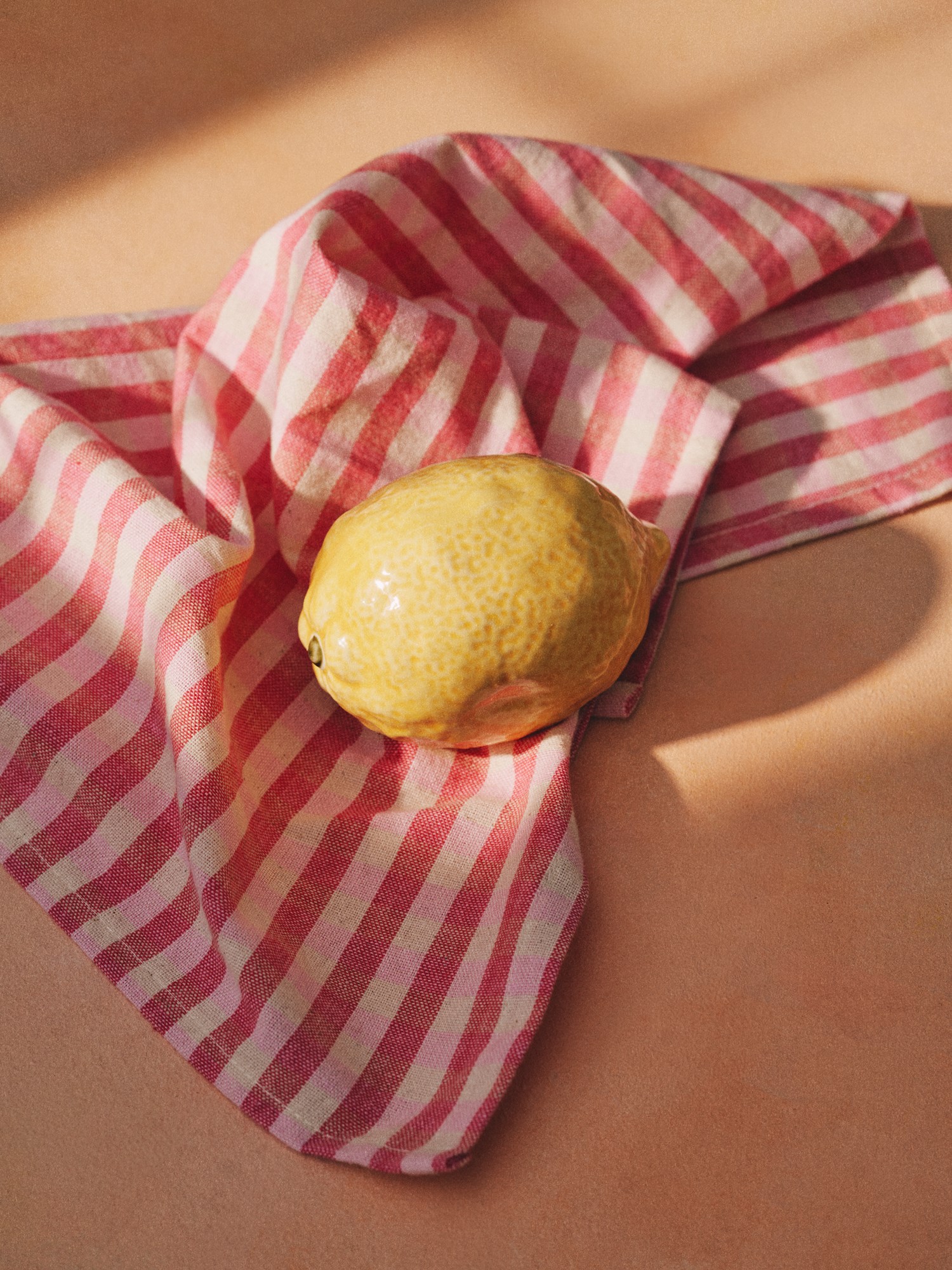 Decorative lemon Porcelain. 10 x 7.3 x 6.5 cm.