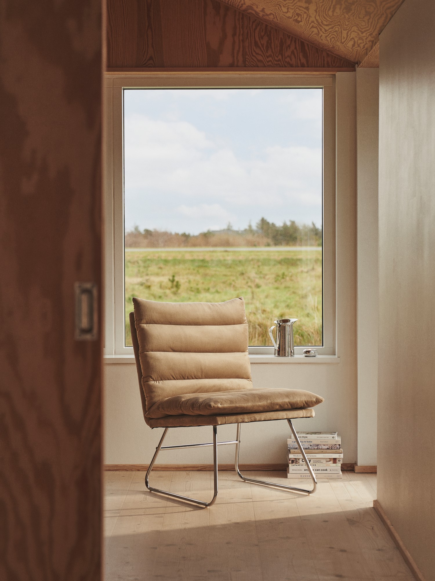 Lounge chair 55 x 61.4 x 53.9 cm. Removable cushions.