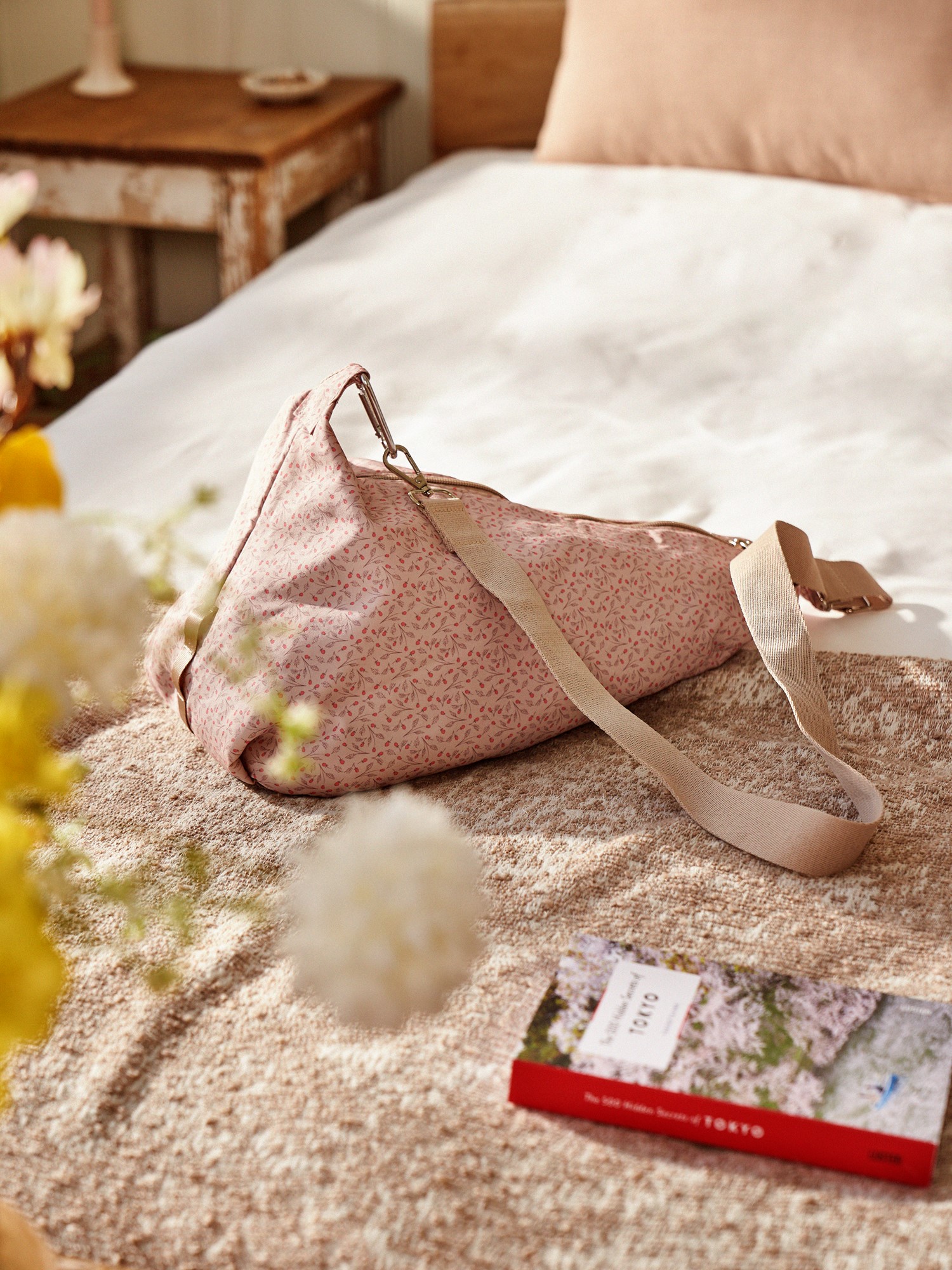 Sling bag 24 x 41 cm.