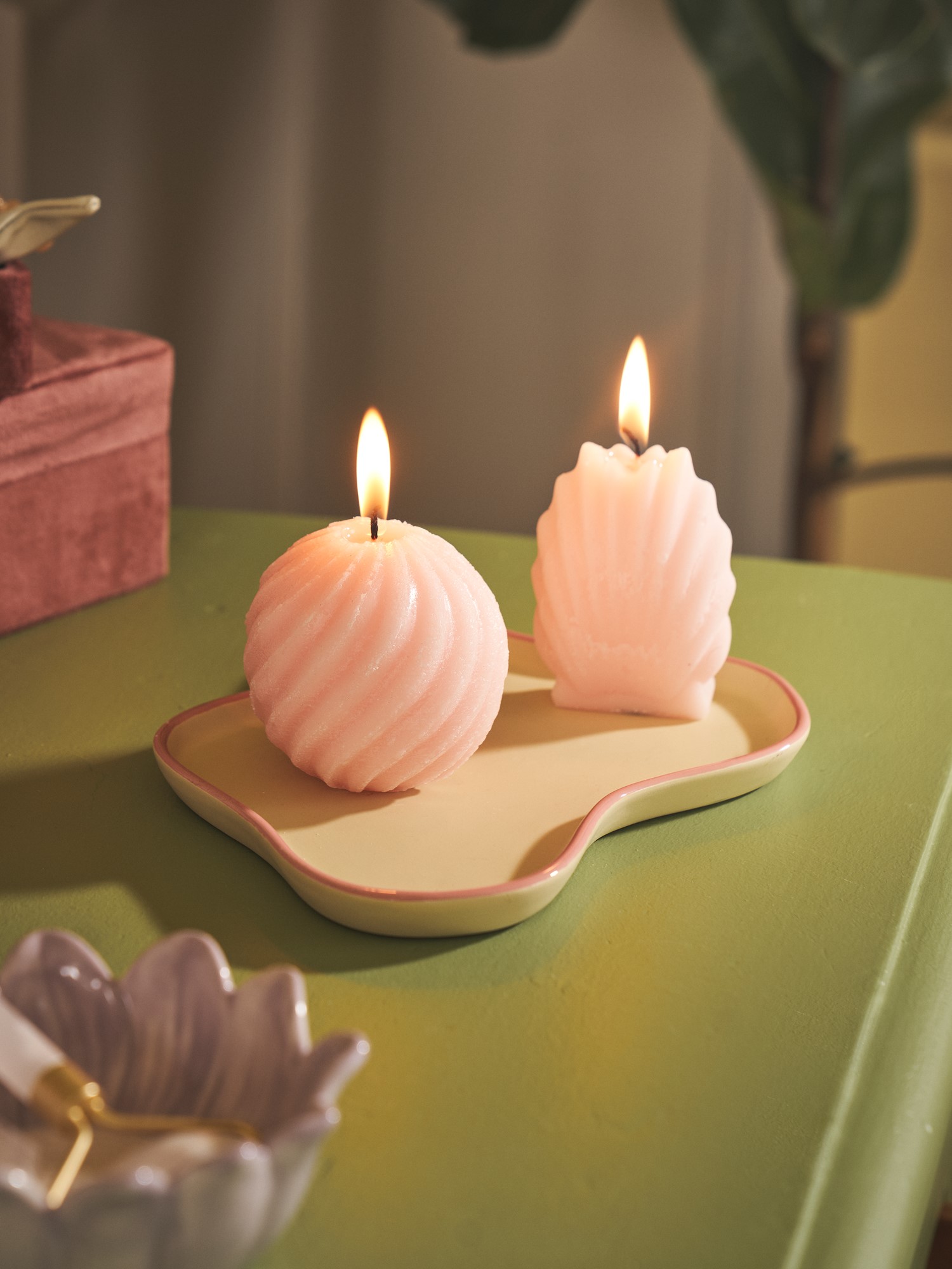 Candle 8 cm Paraffin wax/cotton. 6.5 x H8 cm. 8 hours.