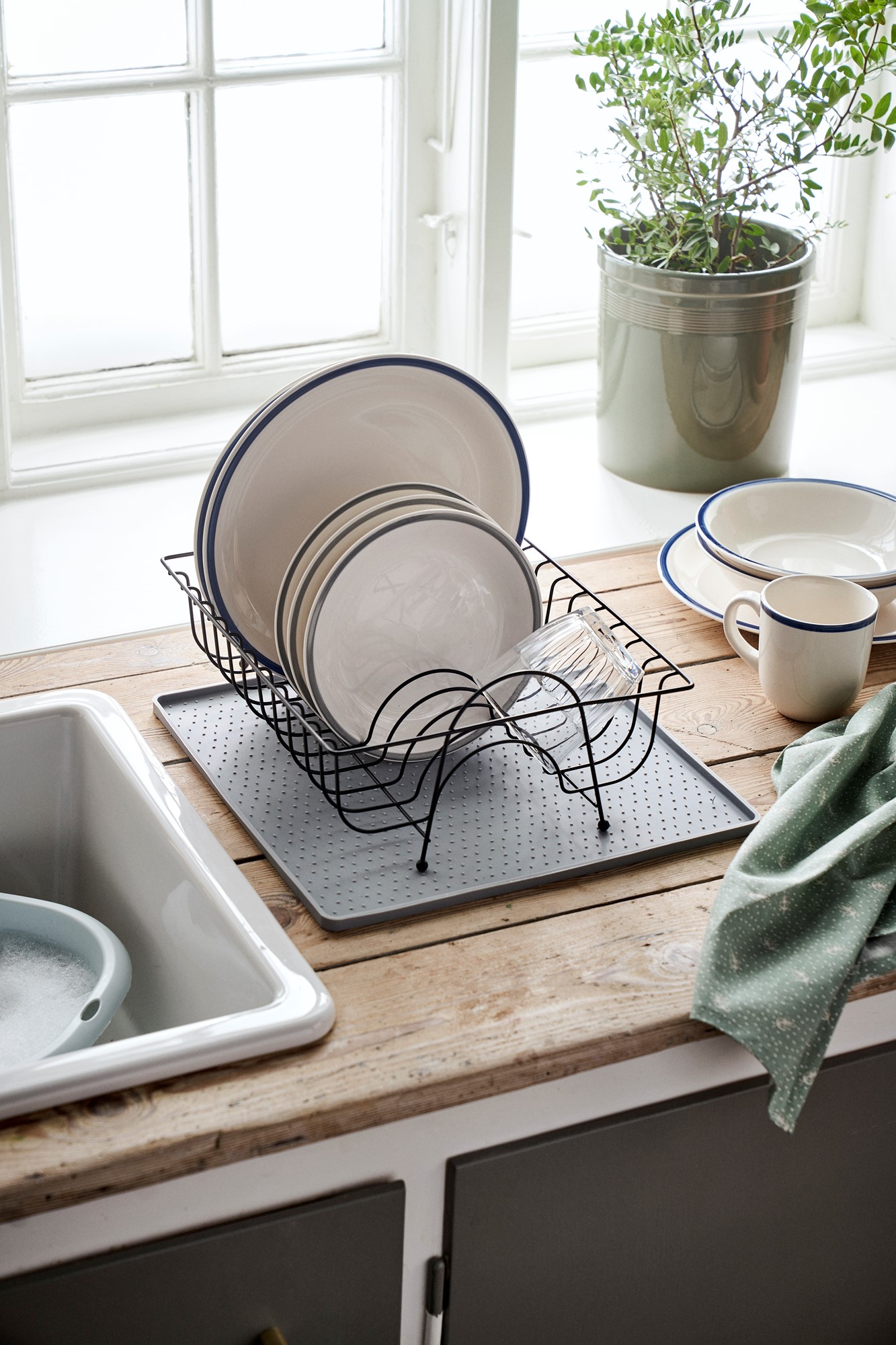 Dish rack Iron. 34.1 x 27.4 x 8.4 cm.