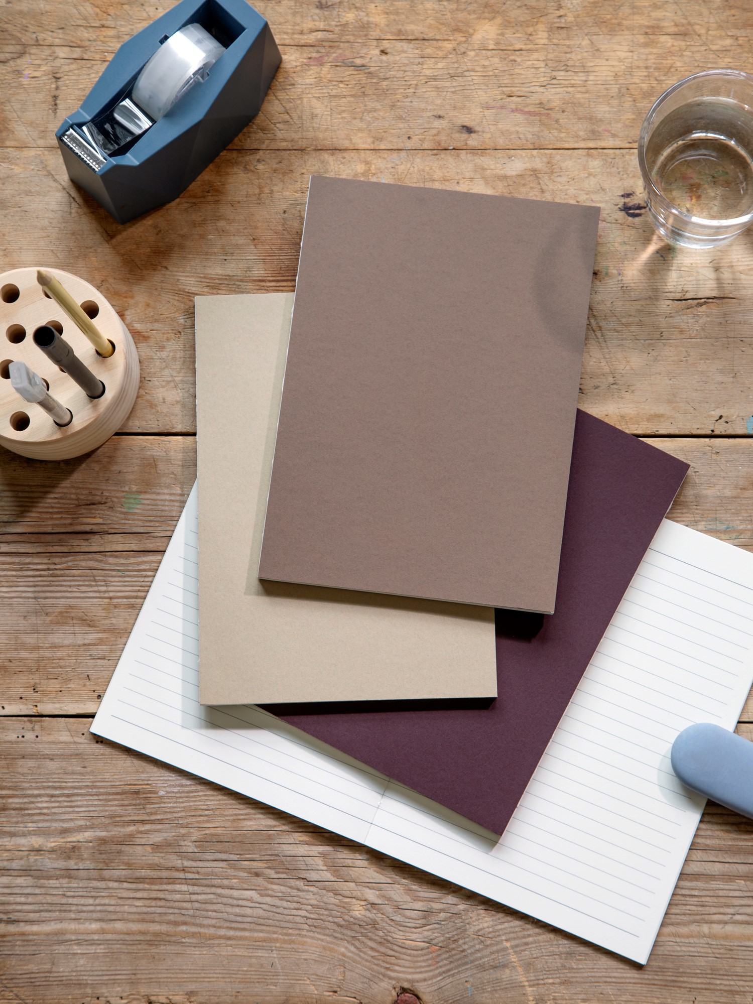 Softcover Notebook Paper. 15 x 21 x 0.8 cm. 80 pages.