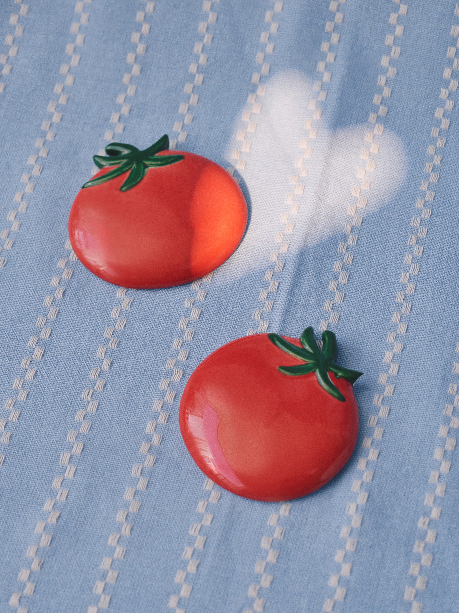 Tomato wall decoration Stoneware. 6.8 x 7.5 cm.