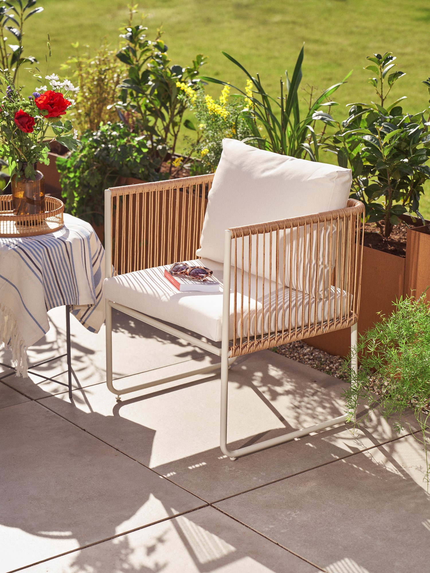 Garden chair Steel/polyethylene/cotton/polyester. 60 x 55 x 68 cm.