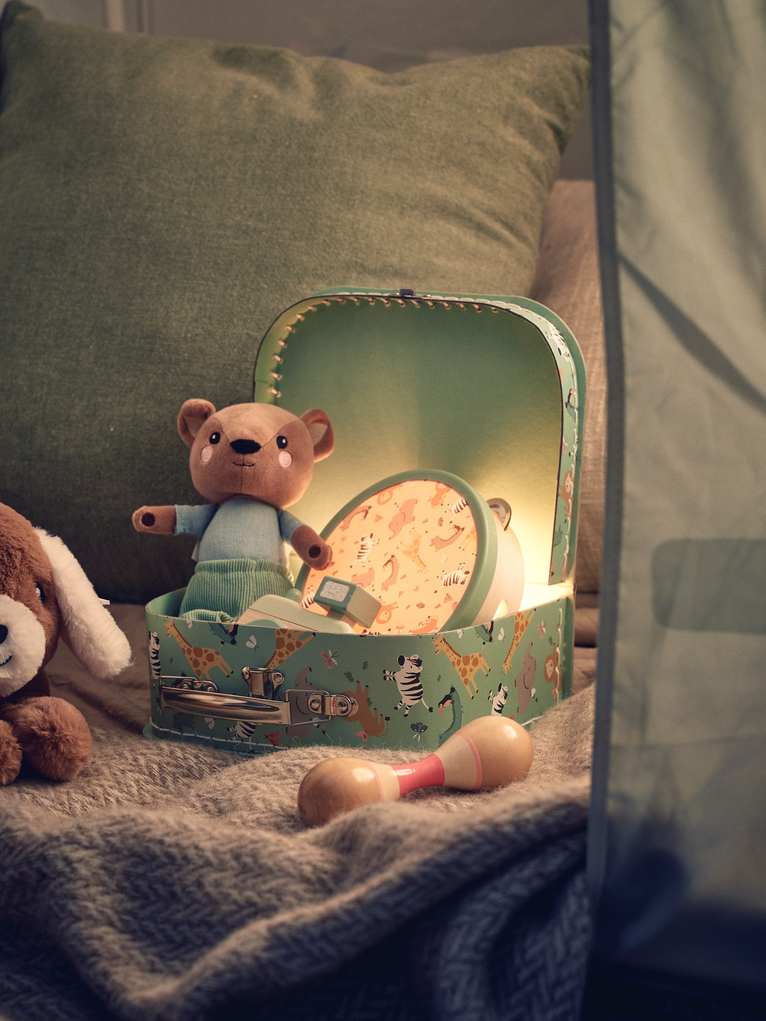 Children's suitcase Cardboard. 23.5 x 18.5 x 8.5 cm.