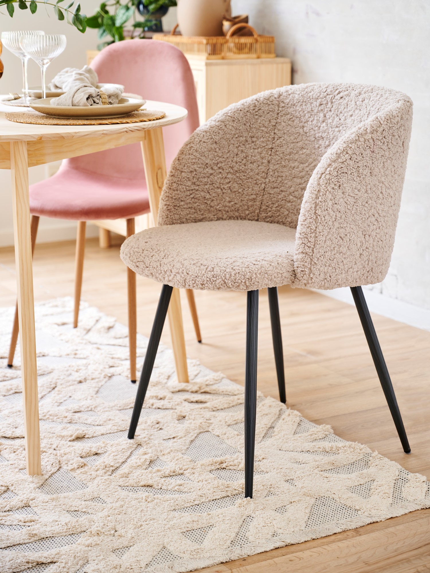 Chair with teddy fabric Polyester/polyurethane/steel. 54 x 47 x 81 cm.