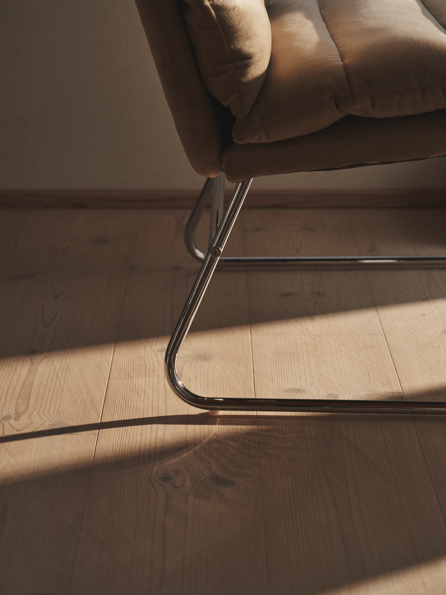 Lounge chair 55 x 61.4 x 53.9 cm. Removable cushions.