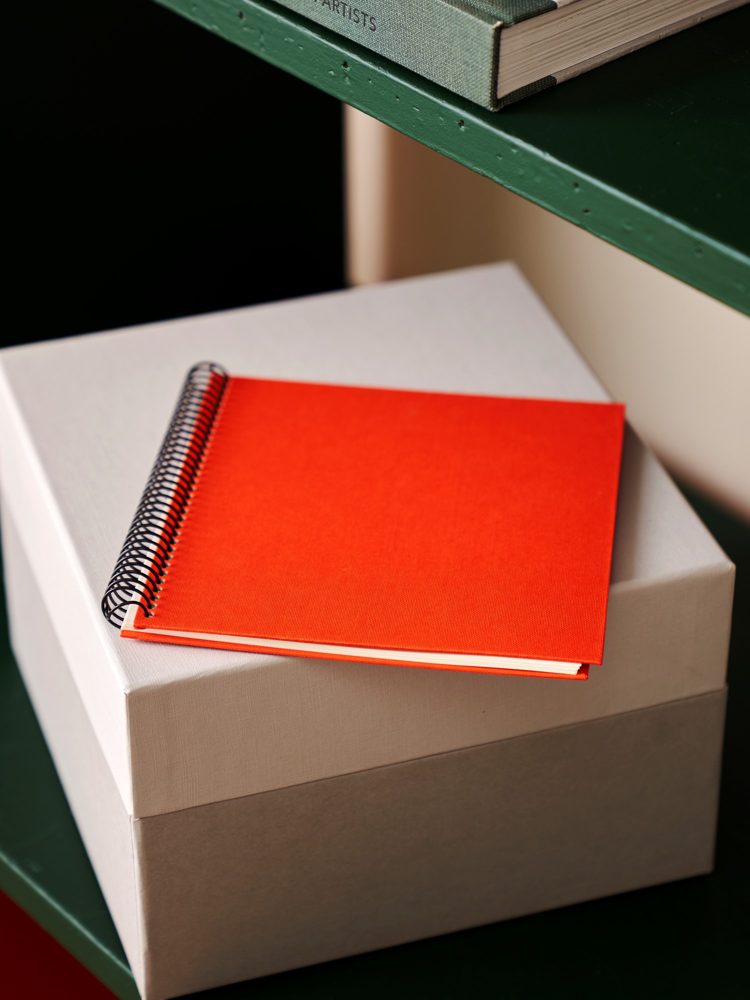 Spiral photo album Paper. 17 x 17 cm. 270 gsm. 20 pages.