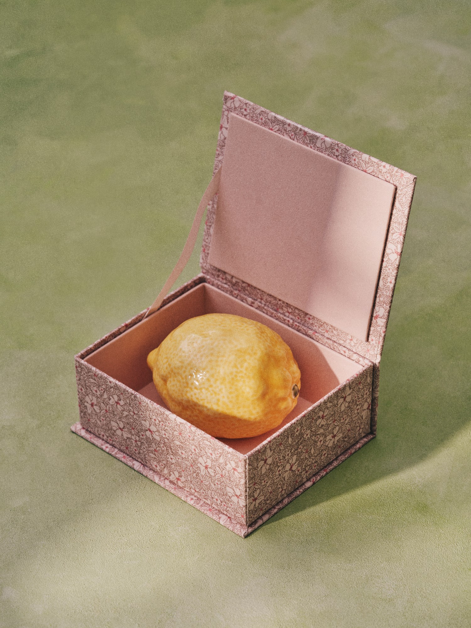 Storage box 14.5 x 12 x 6 cm.