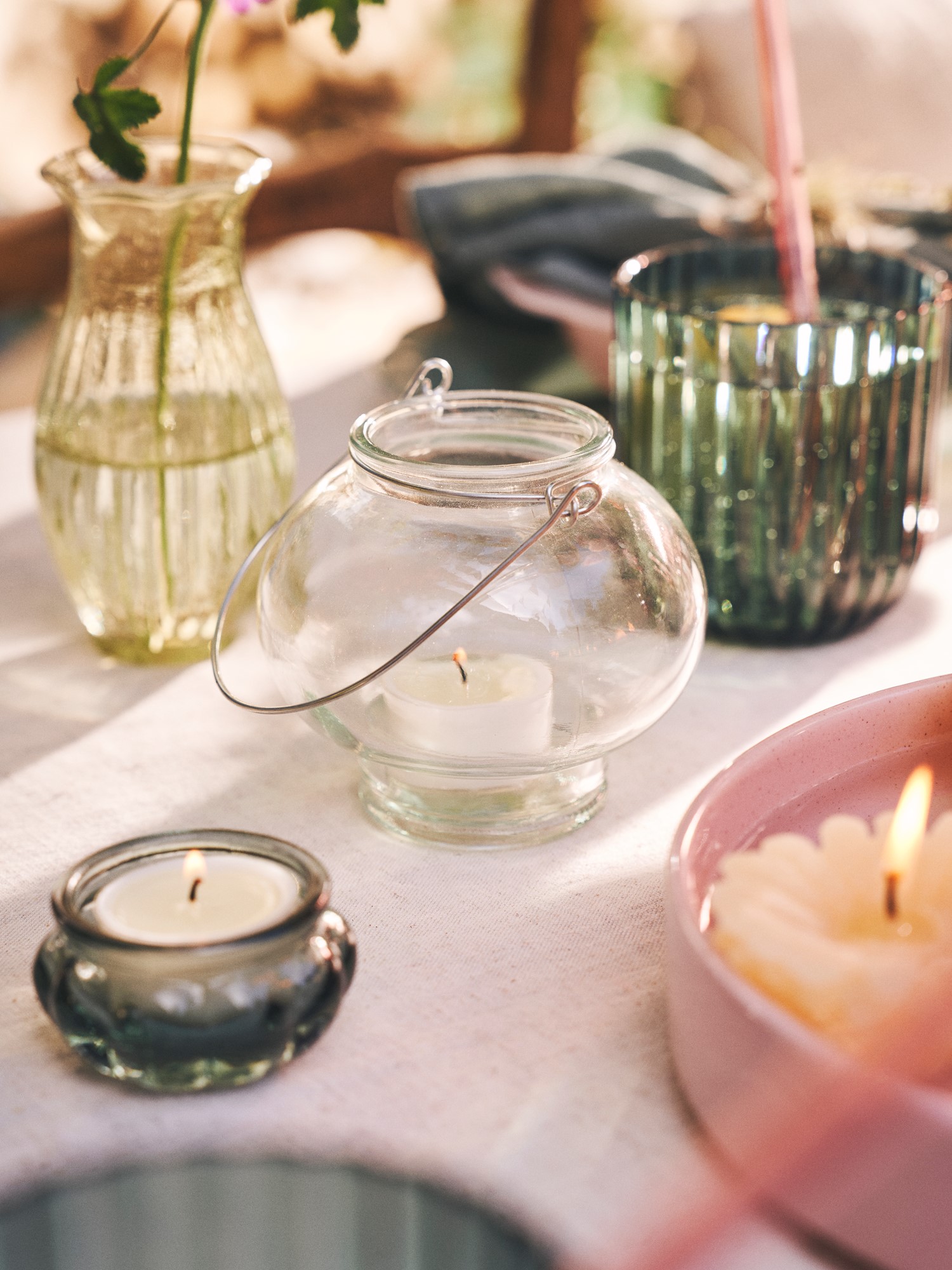 Tealight holder Glass/metal. 9.2 x 8.7 cm.