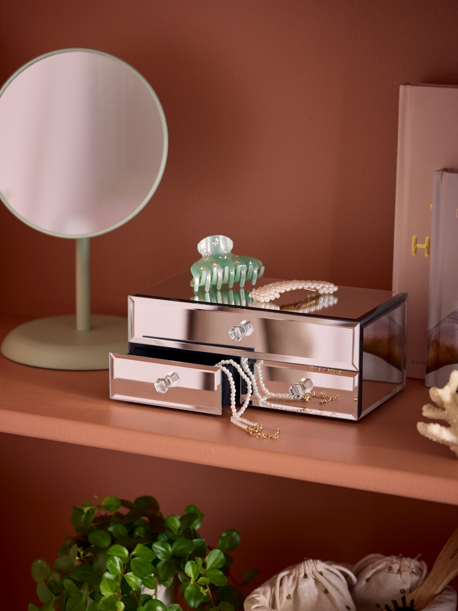 Jewellery box 21 x 13 x 8.5 cm.