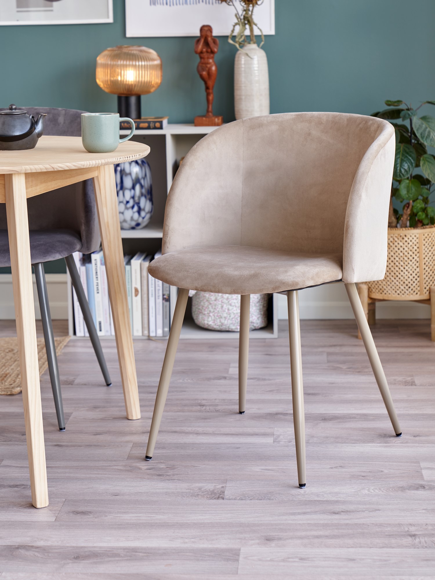 Velvet chair Polyester/poplar wood/iron. 54 x 47 x 81 cm.