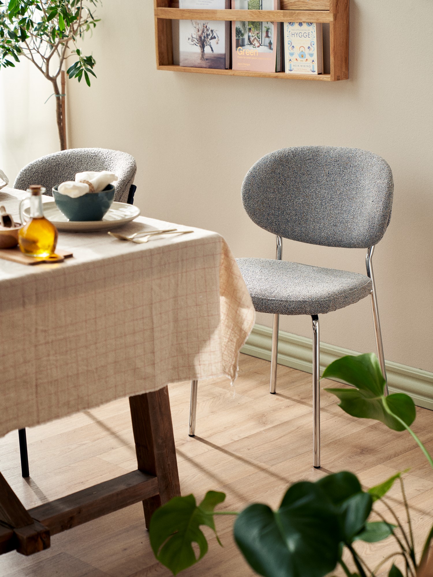 Fabric chair Polyester/foam/iron/poplar wood.