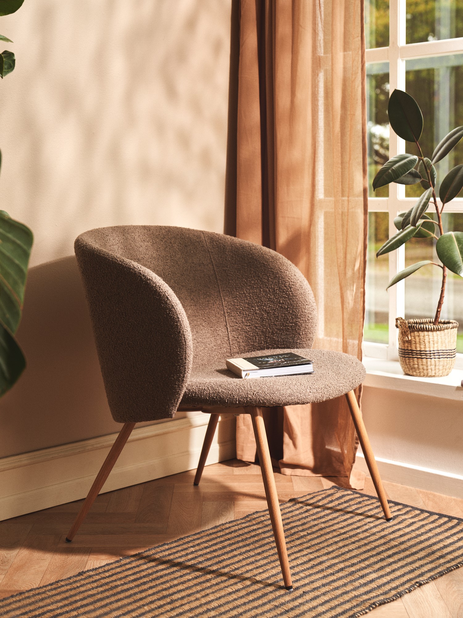 Lounge chair with bouclé fabric Iron/polyester/polyurethane. 67 x 43,5 x 78 cm.