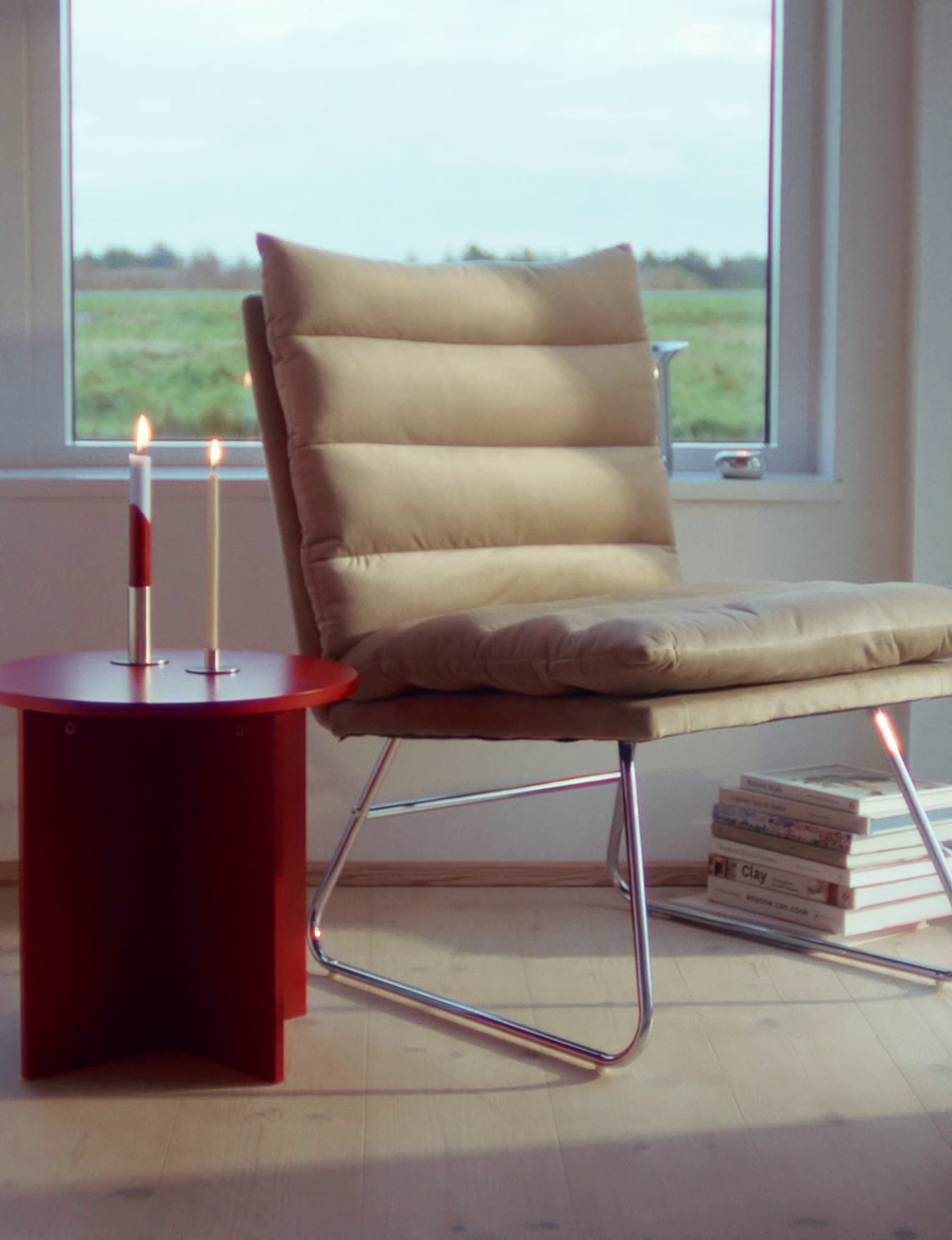 Lounge chair 55 x 61.4 x 53.9 cm. Removable cushions.