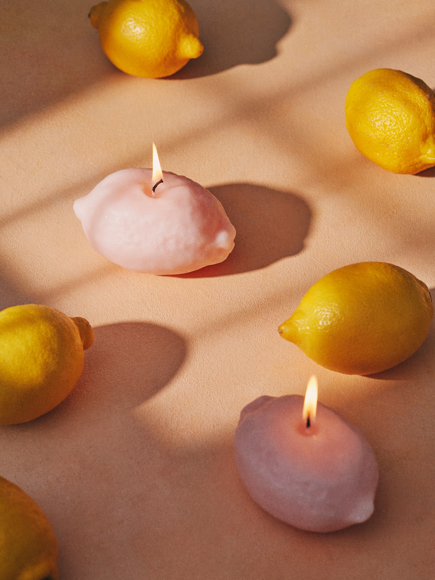 Lemon candle Paraffin wax/stearin. 17 hours.