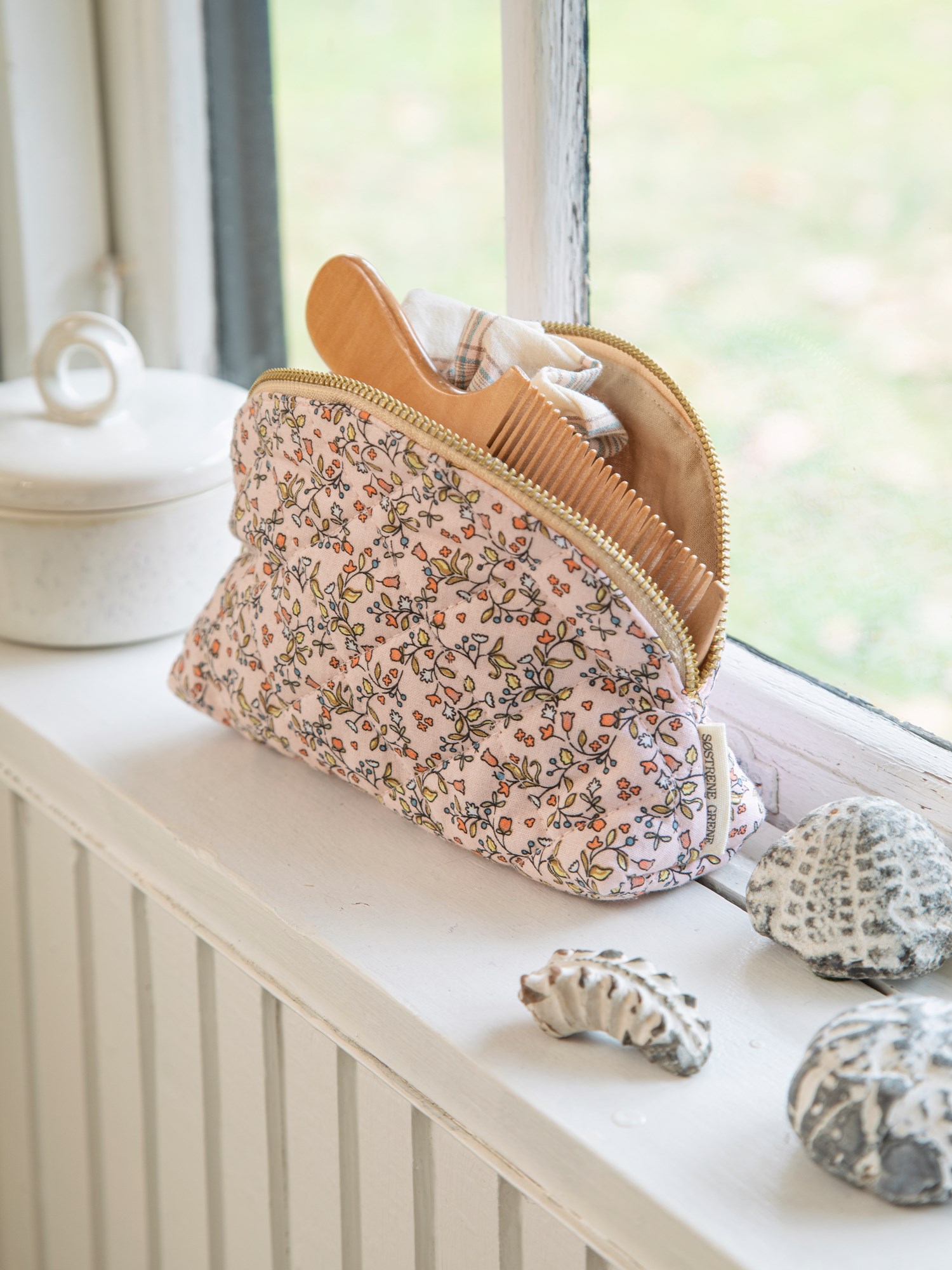 Quilted cosmetic bag Cotton/polyester filling. 20 x 14 x 7 cm.