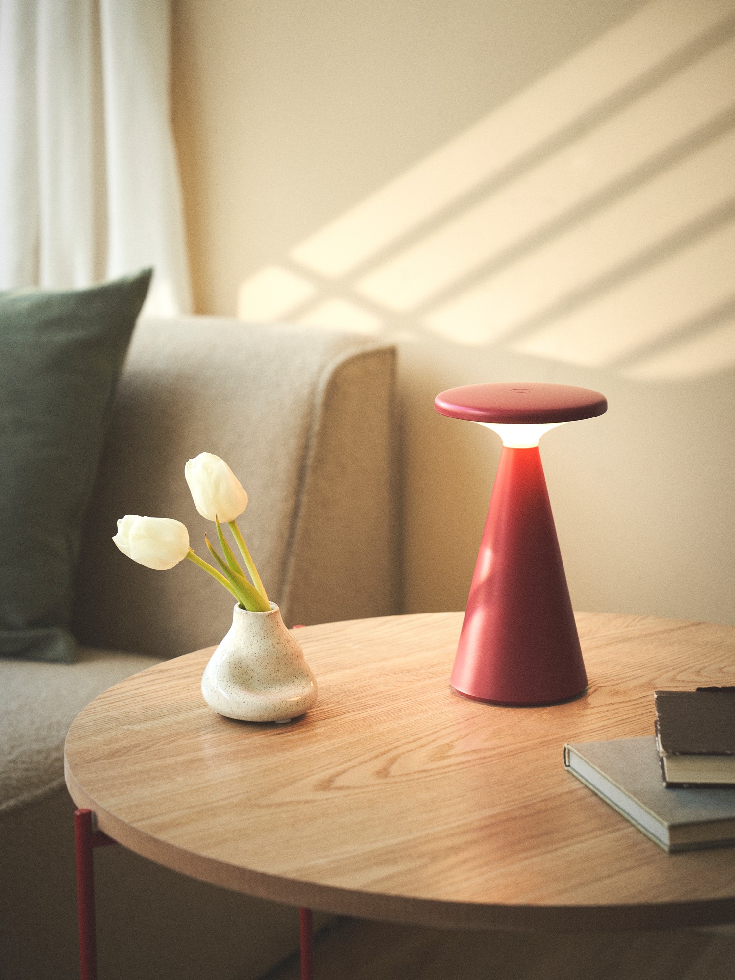 LED table lamp Ø11.5 x 9.4 x 20.3 cm.