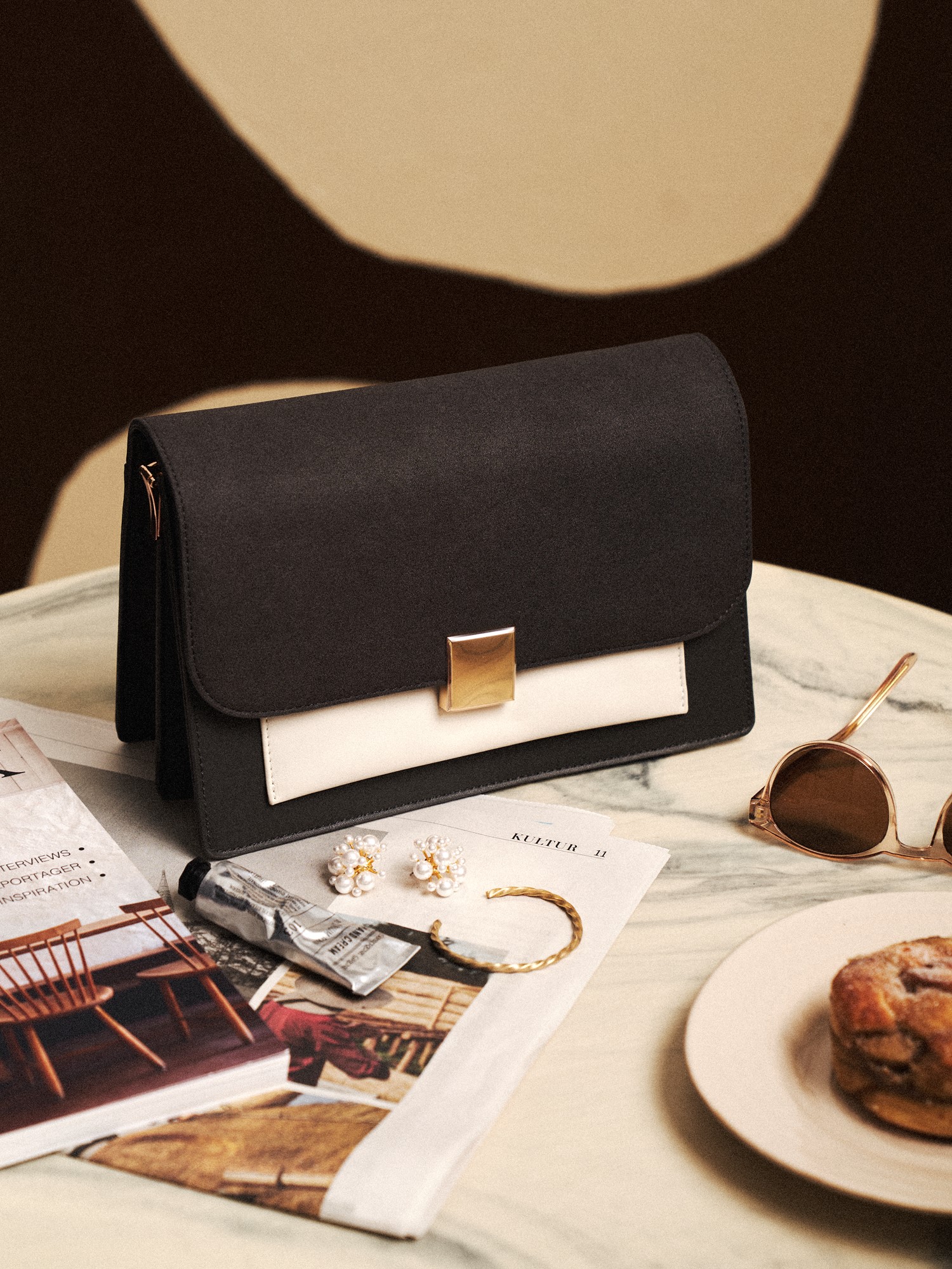 Nena handbag Polyurethane. 26 x 11.5 x 18 cm.