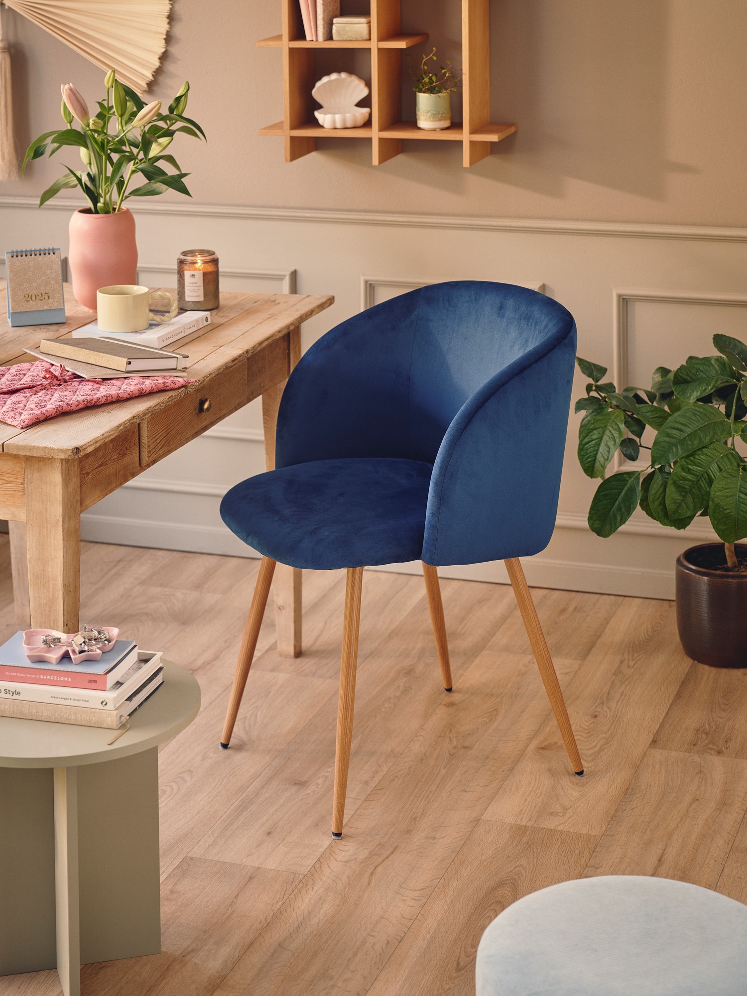 Velvet chair nPolyester/poplar wood/iron. 54 x 47 x 81 cm.