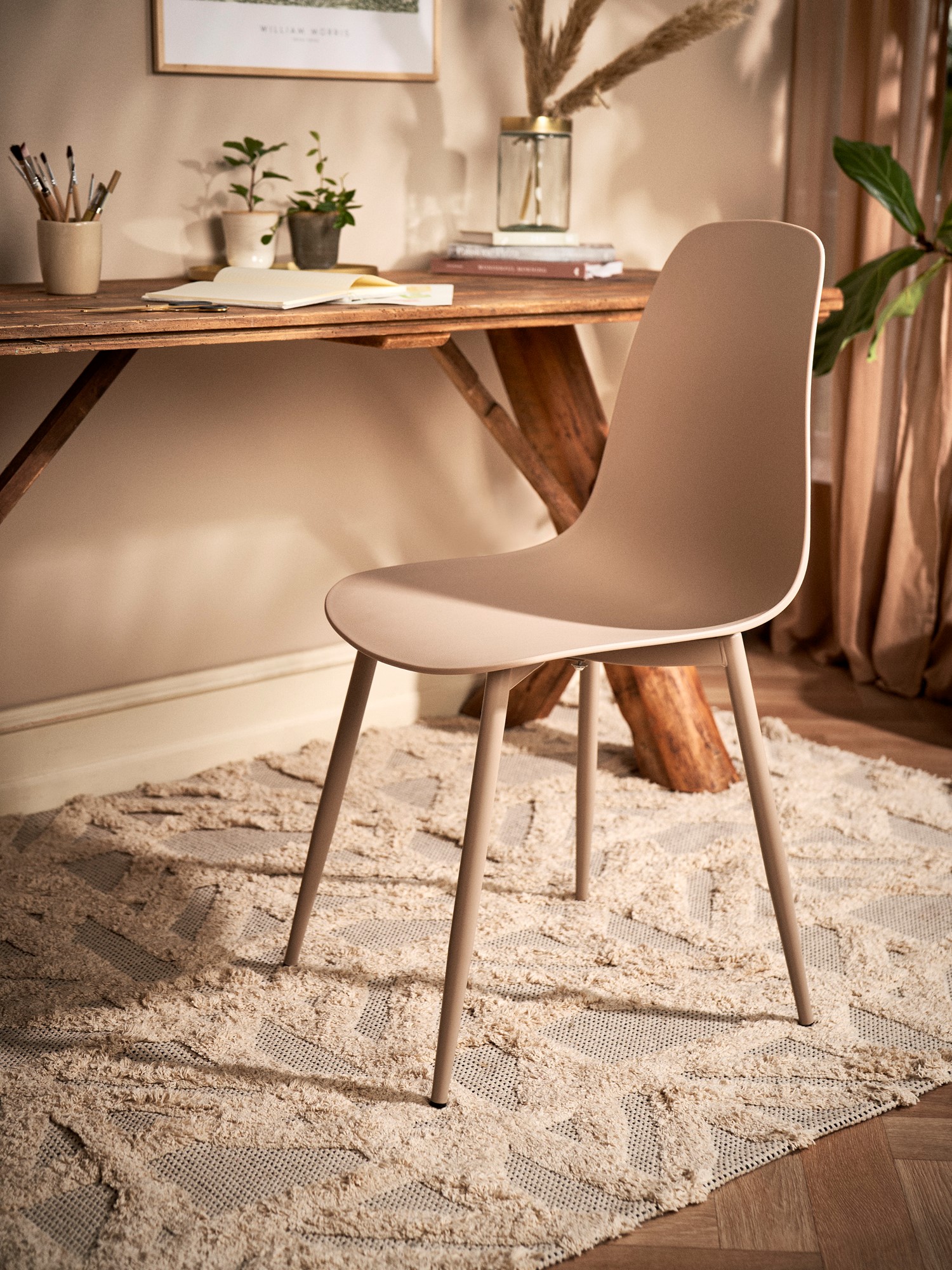 Chair 'Clara' Iron/polypropylene. 40 x 47 x 87 cm.