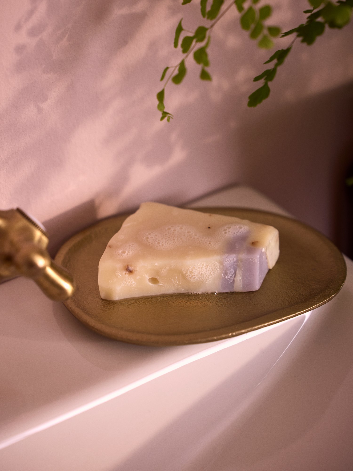 Decorative plate 13 x 10 x 0.5 cm.