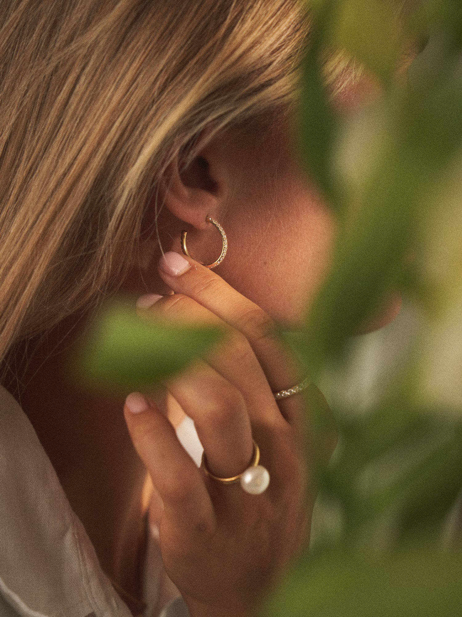 Crown hoops 14k gold-plated stainless steel/cubic zirkonia. Ø20 mm.