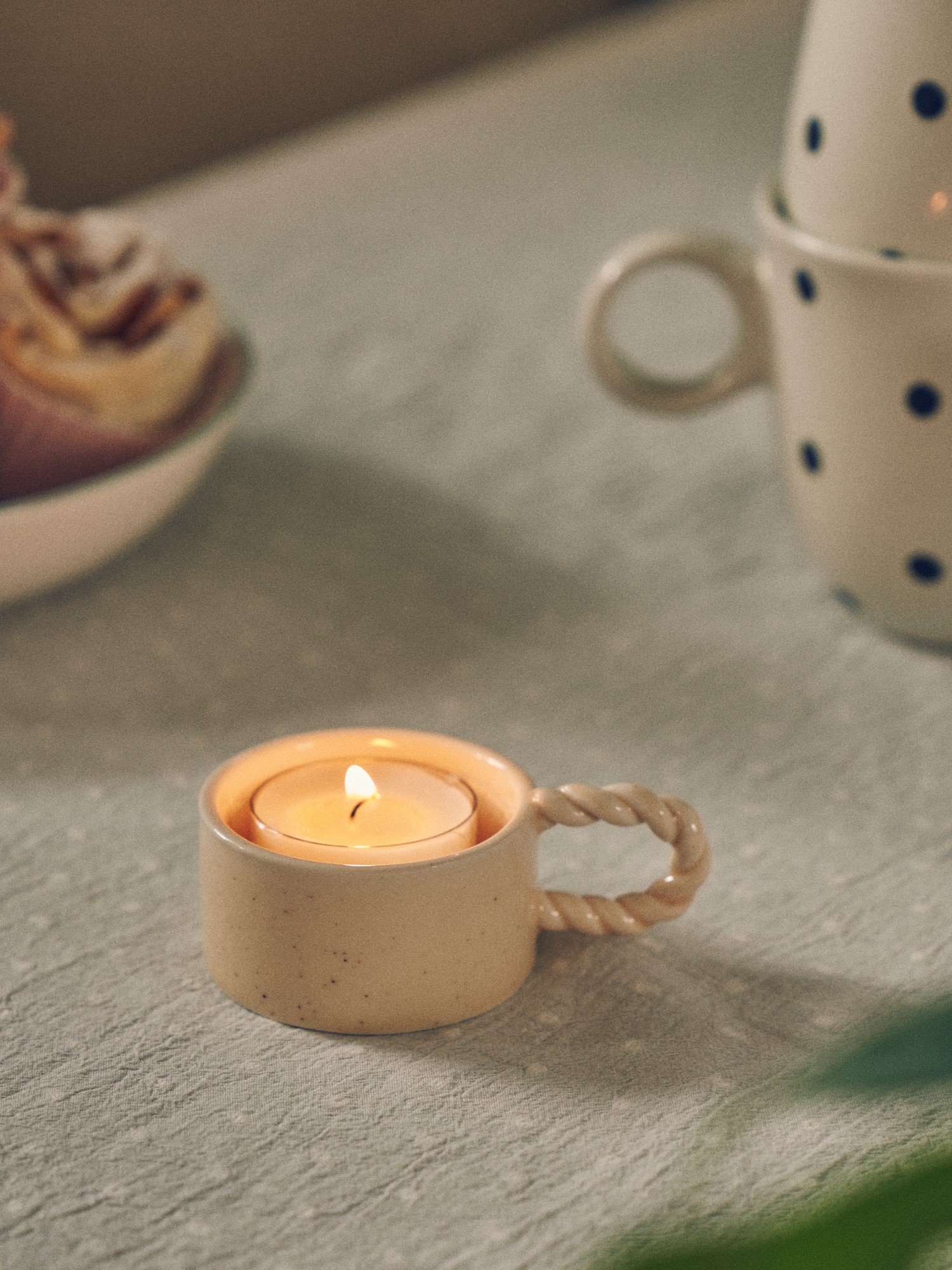 Tealight holder Stoneware. Ø5.4 x 3 x 8.5 cm.