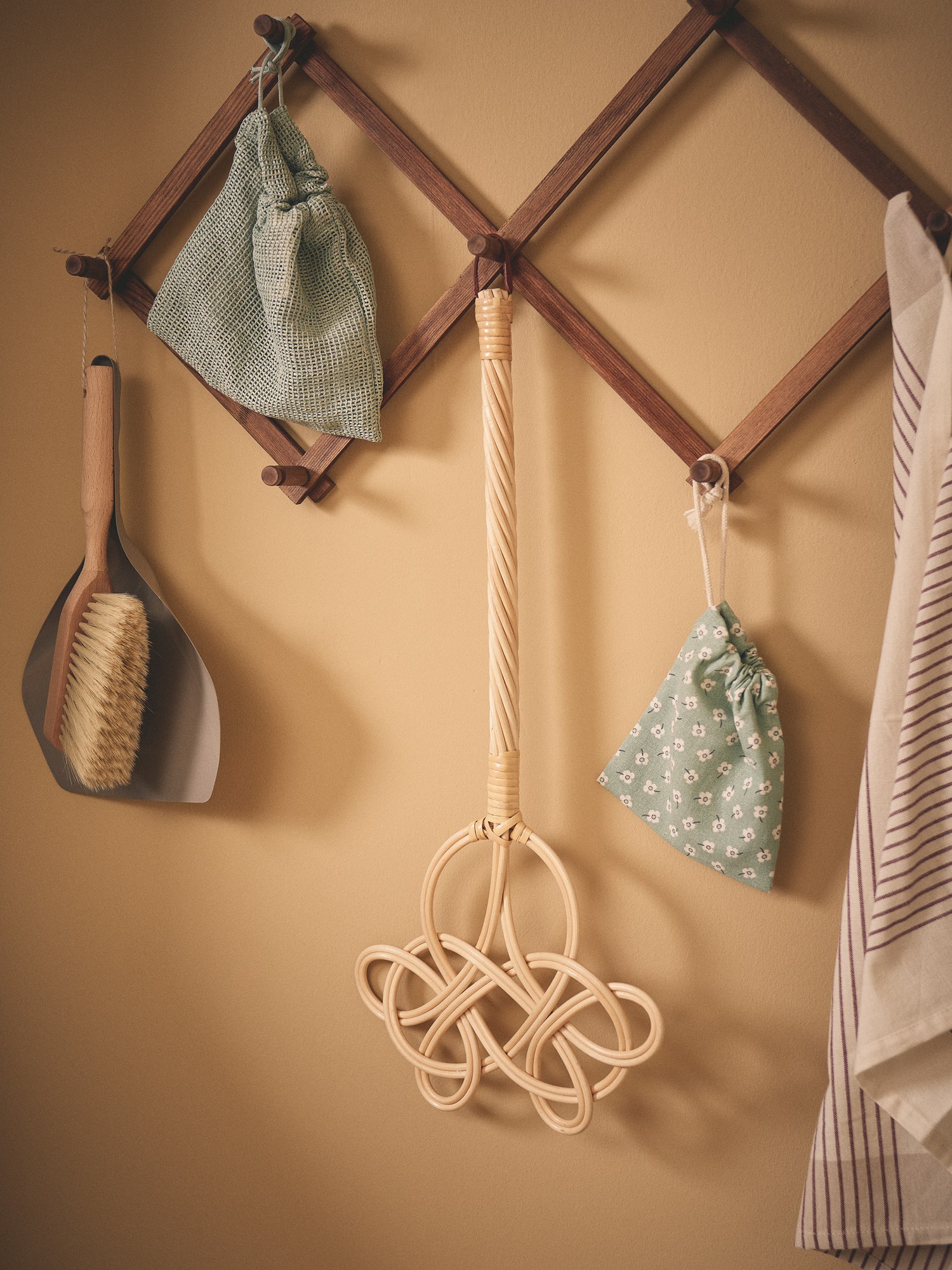 Carpet beater Rattan. 62 cm.