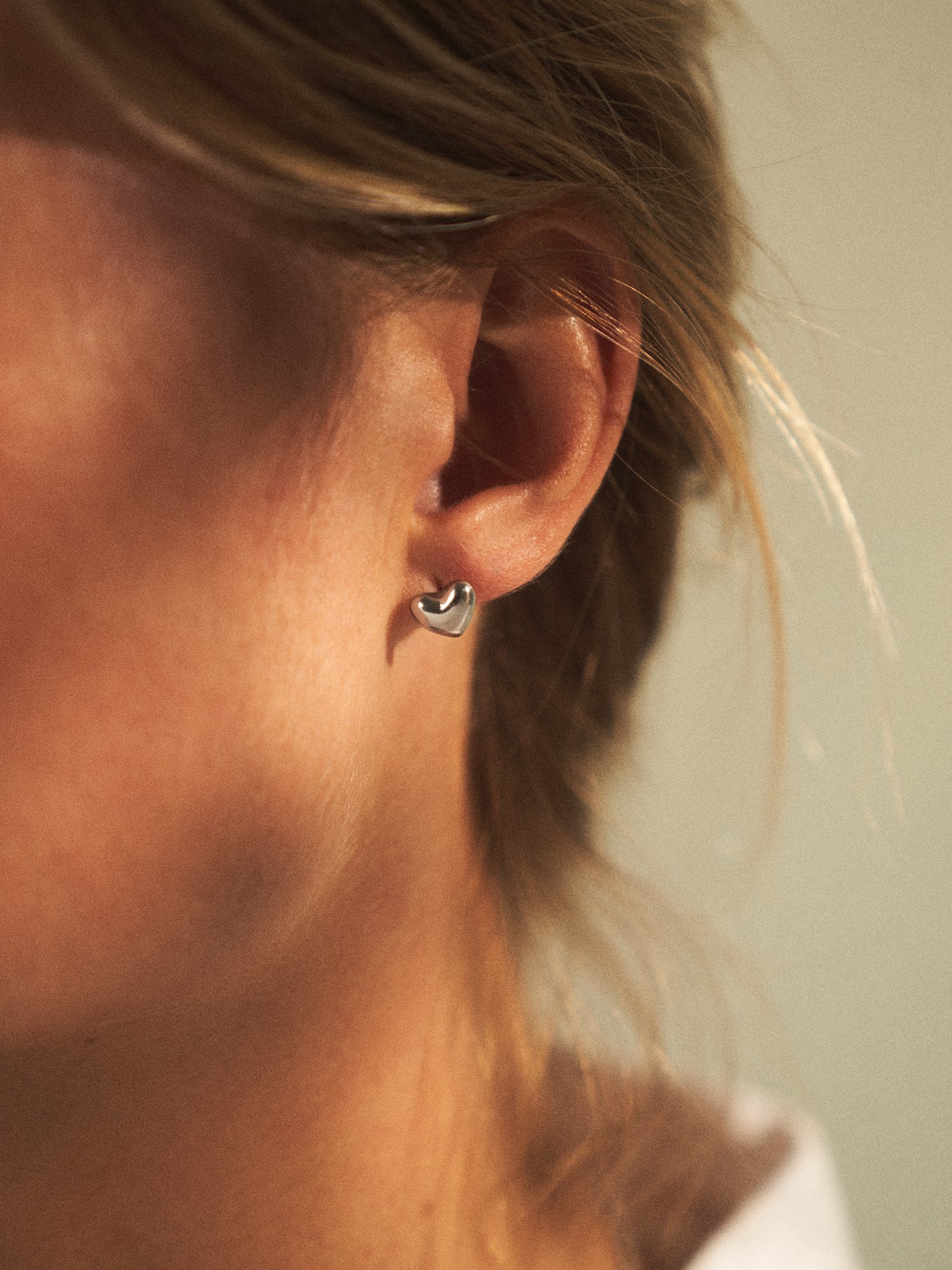 Dawn earrings Stainless steel/cubic zirkonia. Ø8 mm.