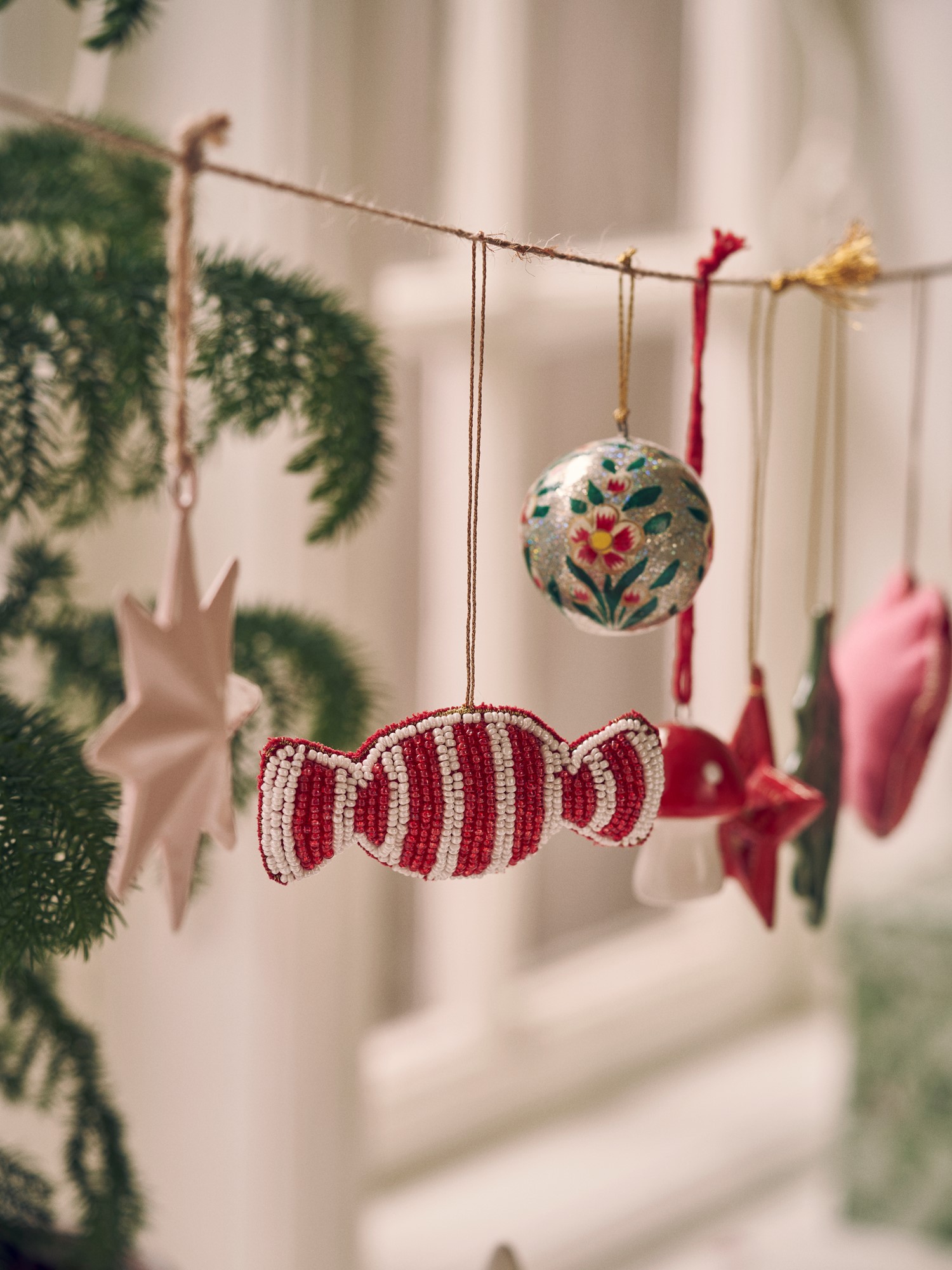 Beaded ornament bonbon 8.6 x 4.1 cm.