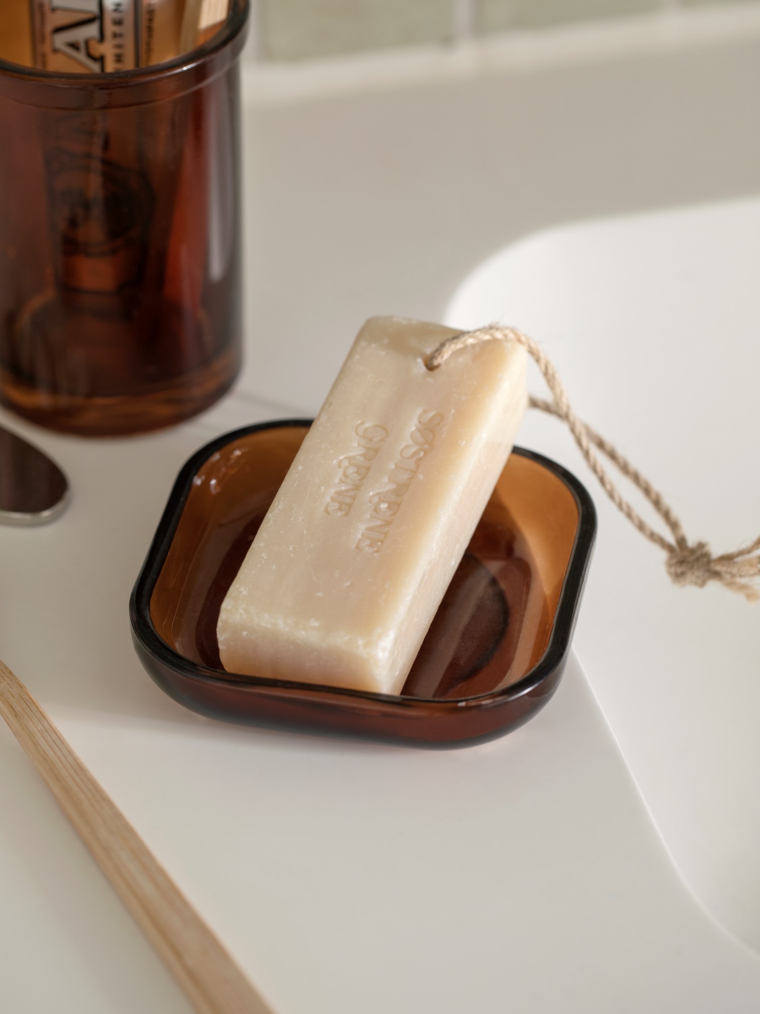 Soap dish Glass. 9.9 x 9.9 x 1.8 cm.