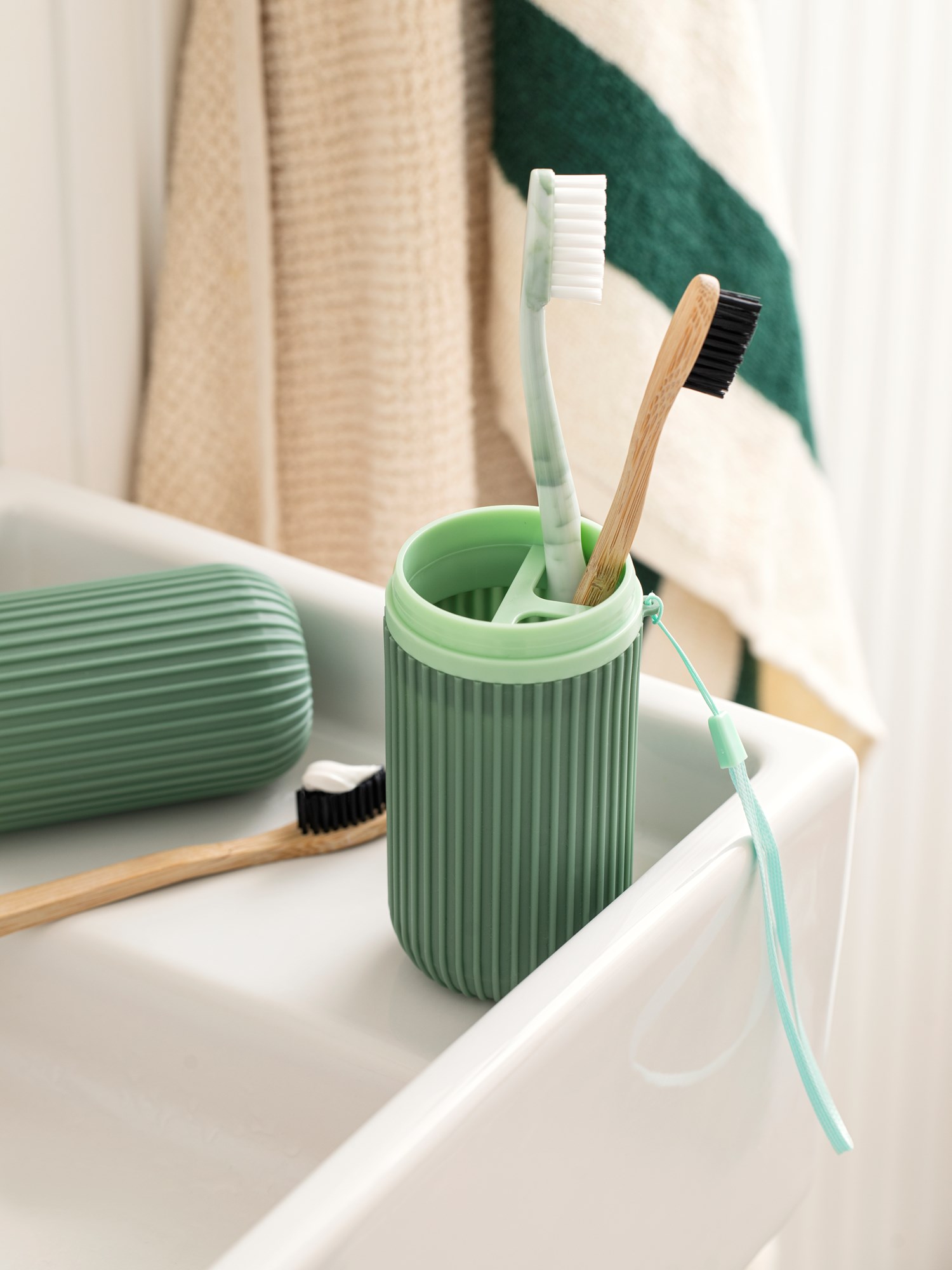 Travel toothbrush holder Polypropylene/polyester. Ø5.9 x 19.5 cm.