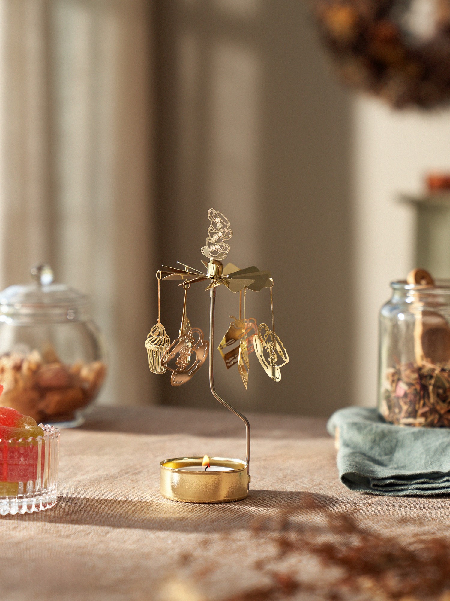 Angel chimes with afternoon tea motifs Metal. 7 x 7 x 17 cm.