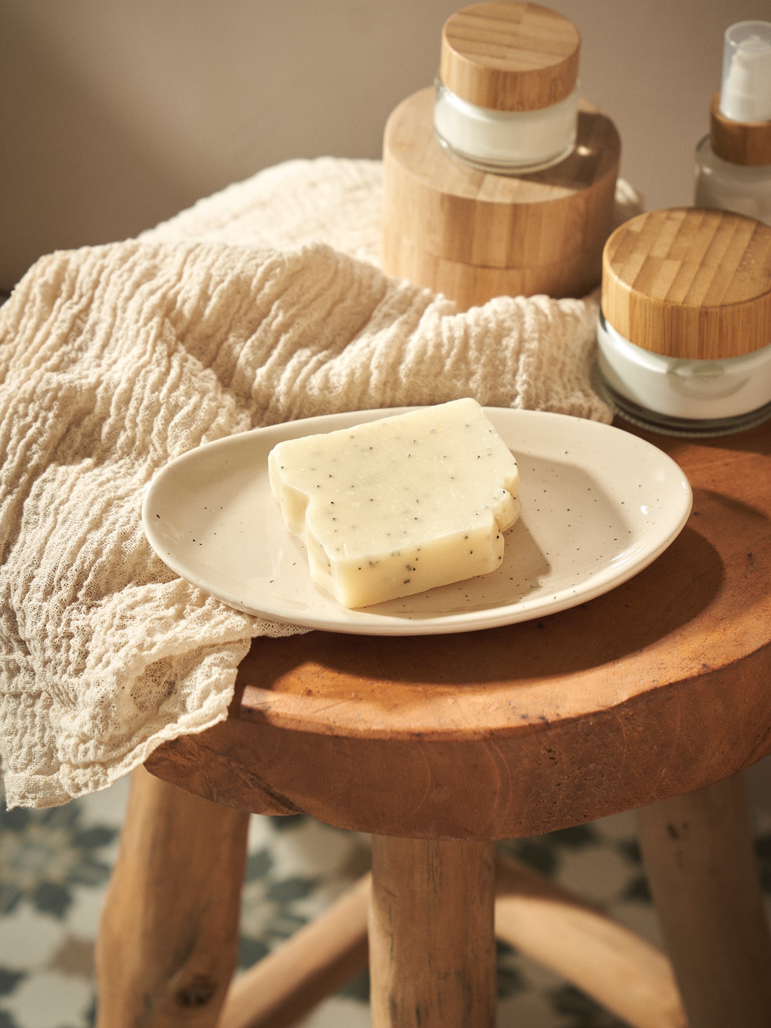 Decorative bowl Stoneware. 16.4 x 10 x H2.1 cm.