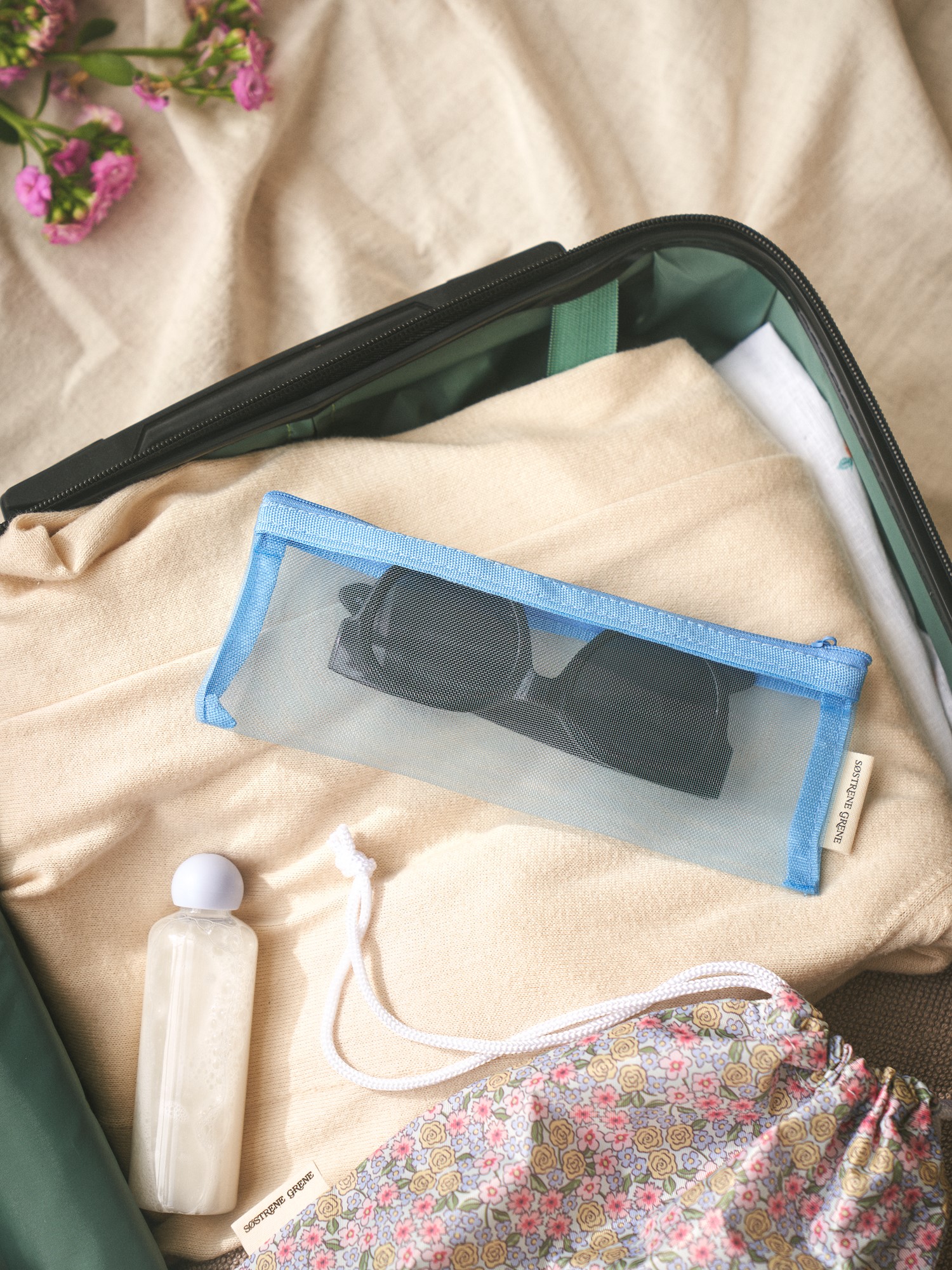 Mesh pouch small Nylon. 22 x 8 cm.