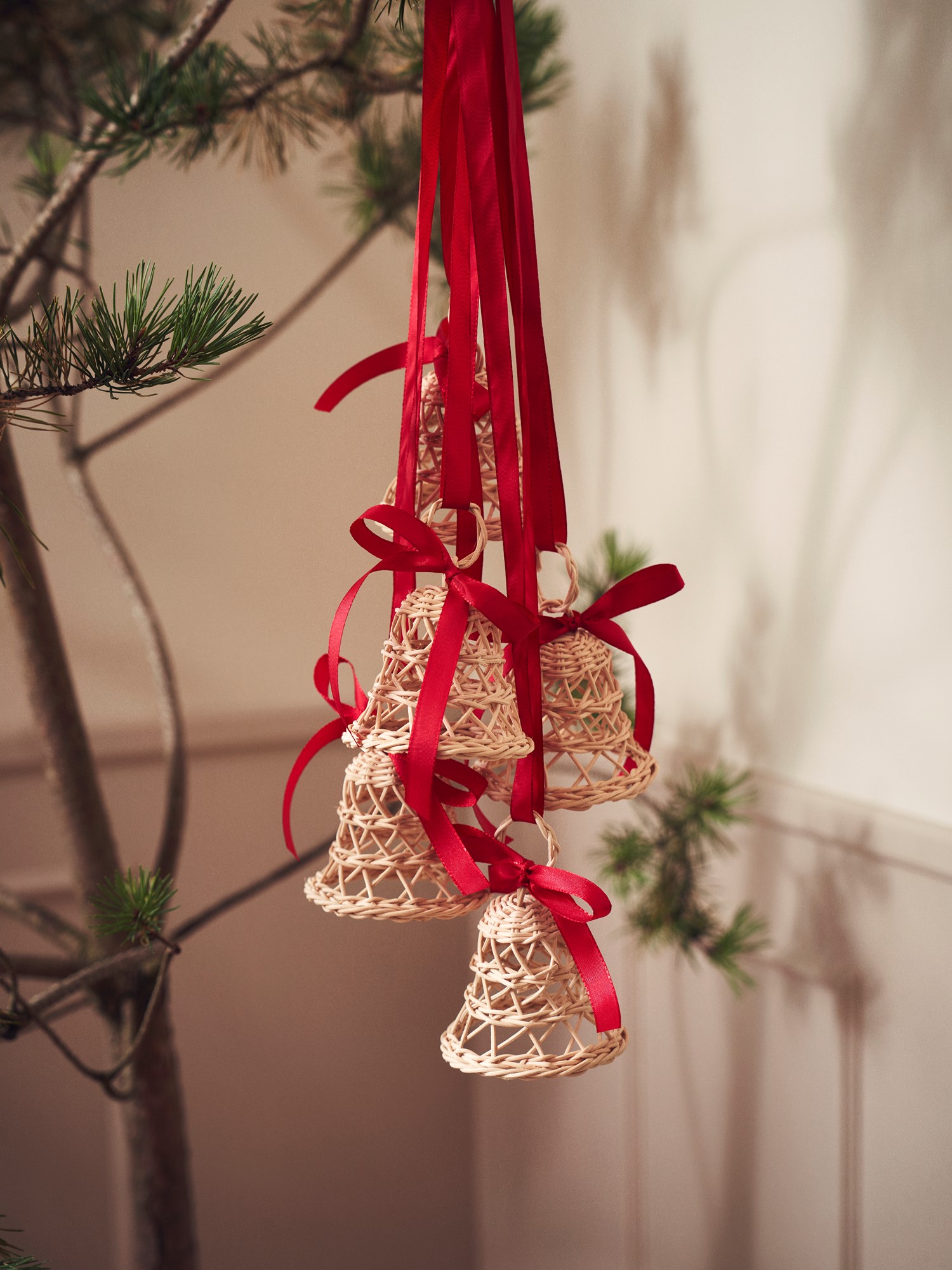 Decorative bell Rattan. 9.5 x 10 cm.