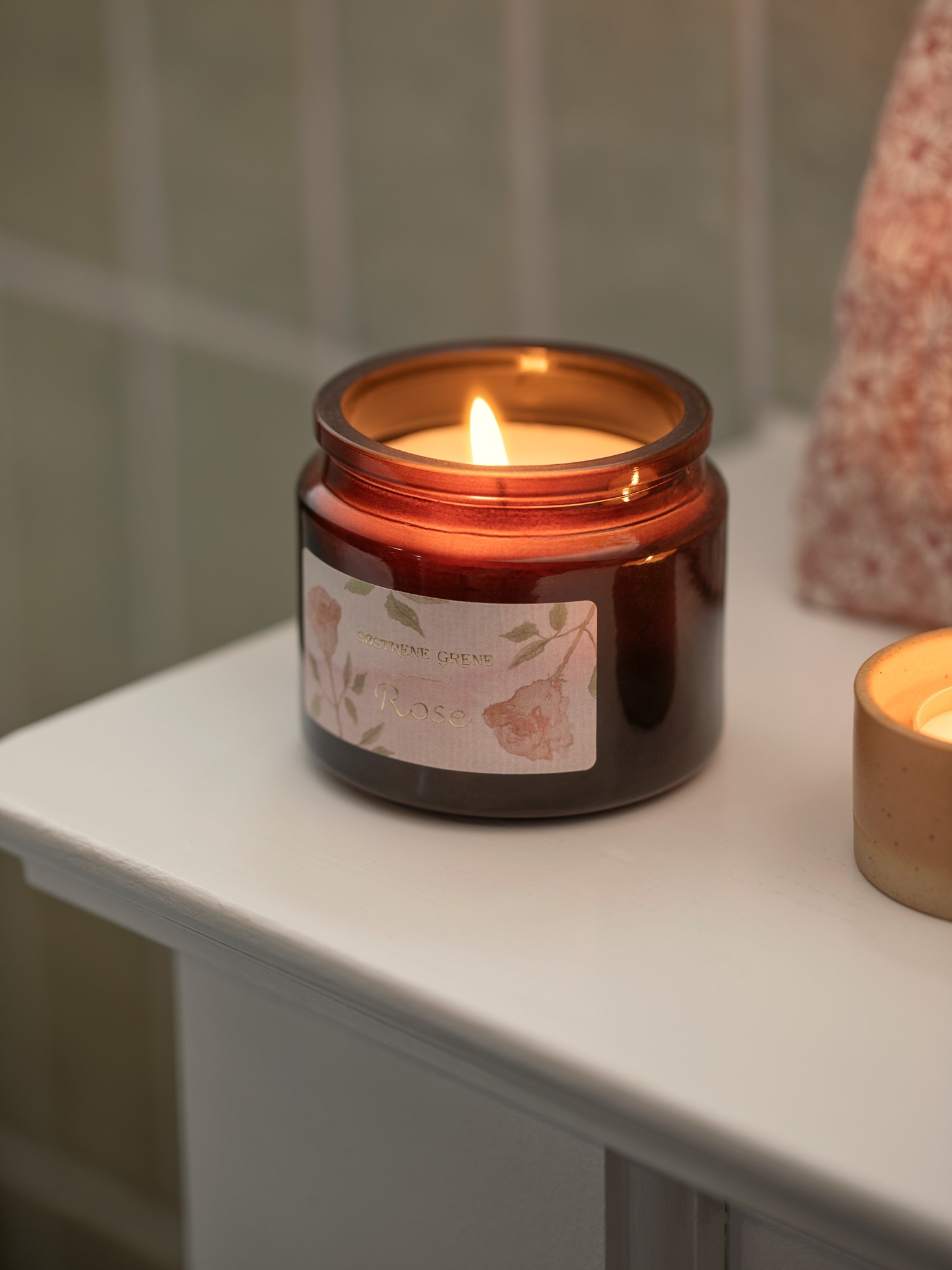 Scented candle Rose Rapeseed wax/scent/glass/bamboo. 30 hours.