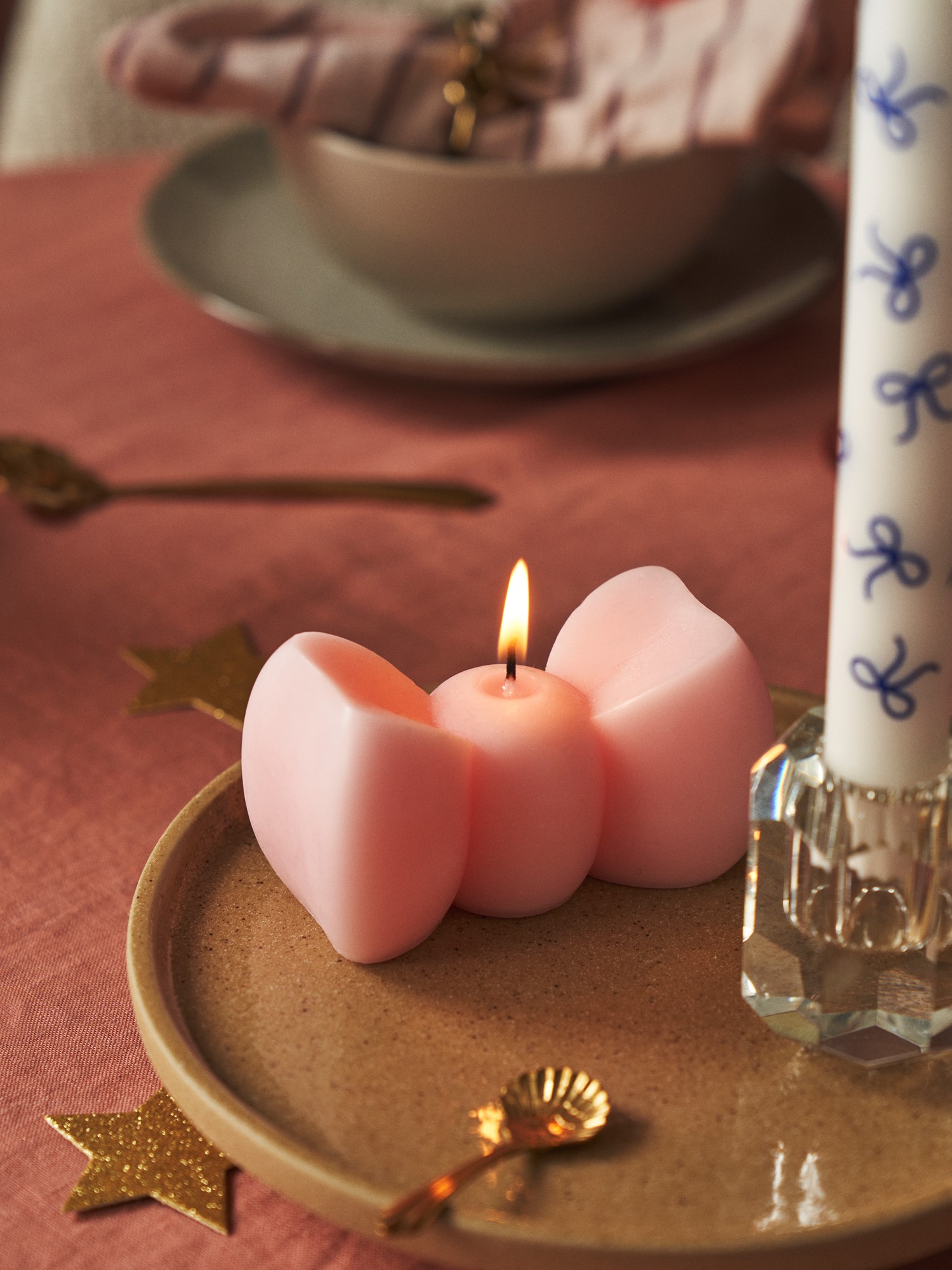 Bow candle Paraffin wax/stearine/cotton.