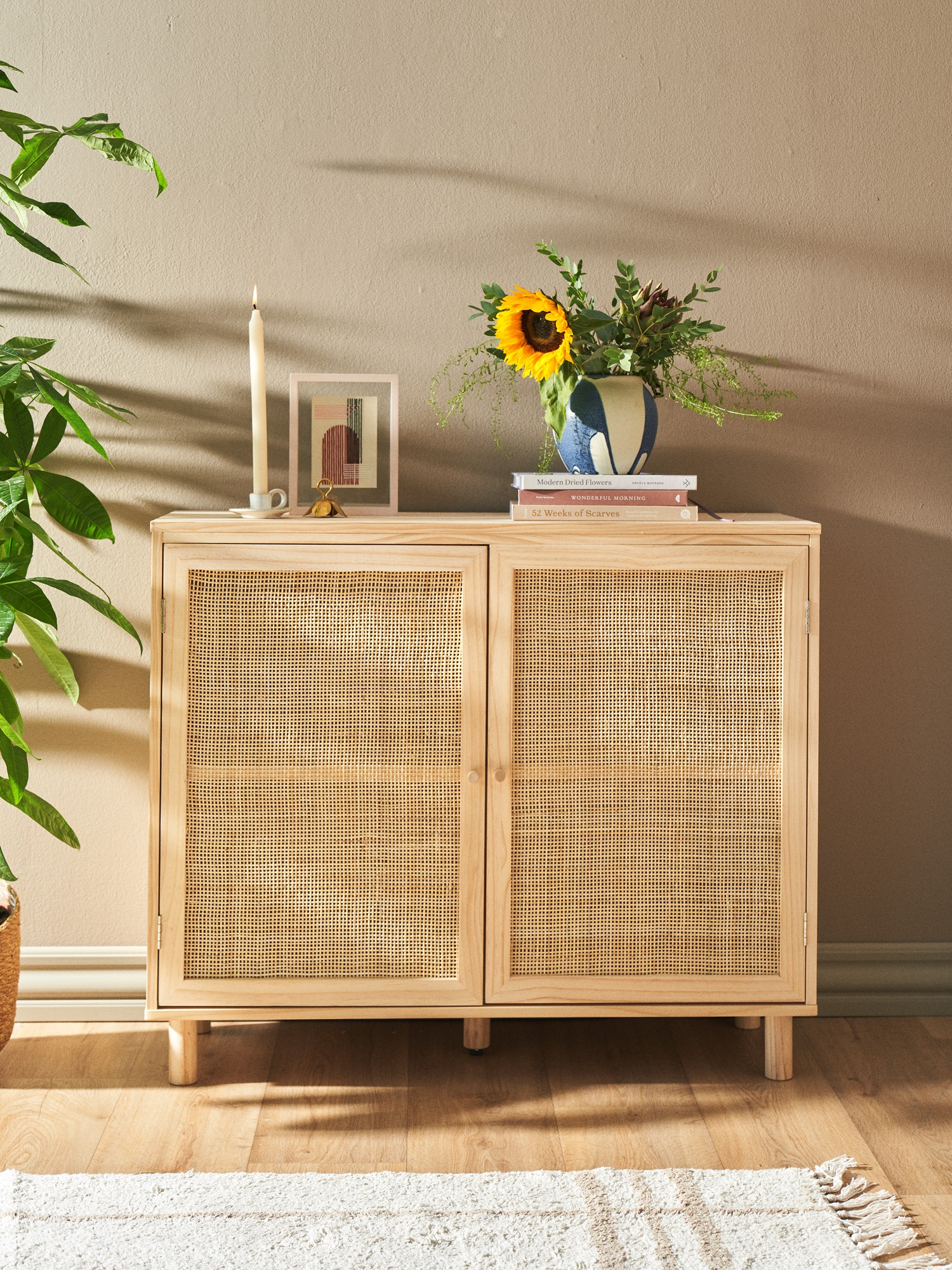 Cabinet Pinewood/rattan. 95 x 35 x 80 cm.