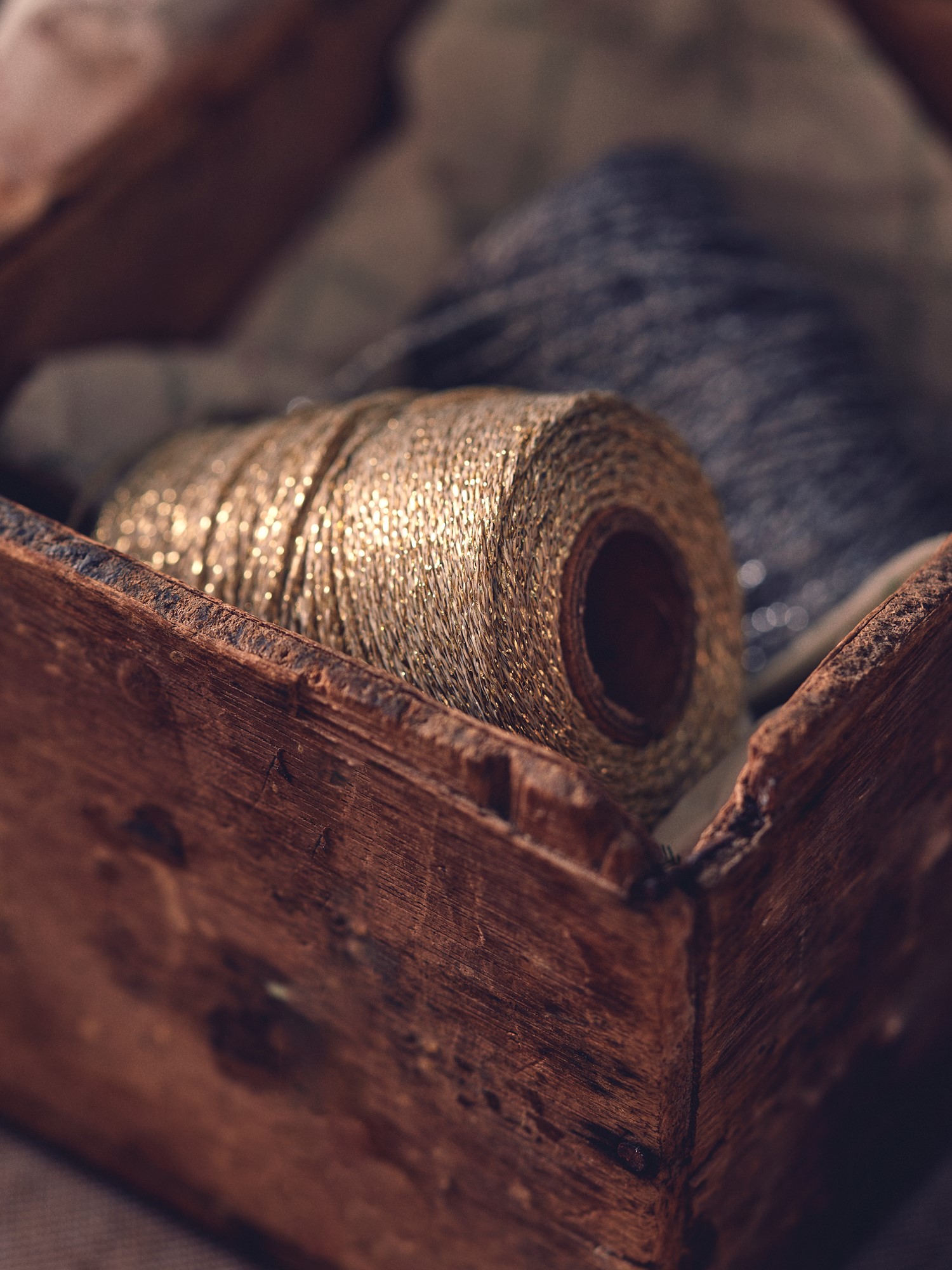 Metallic thread Polyester. 2 mm x 27 m.